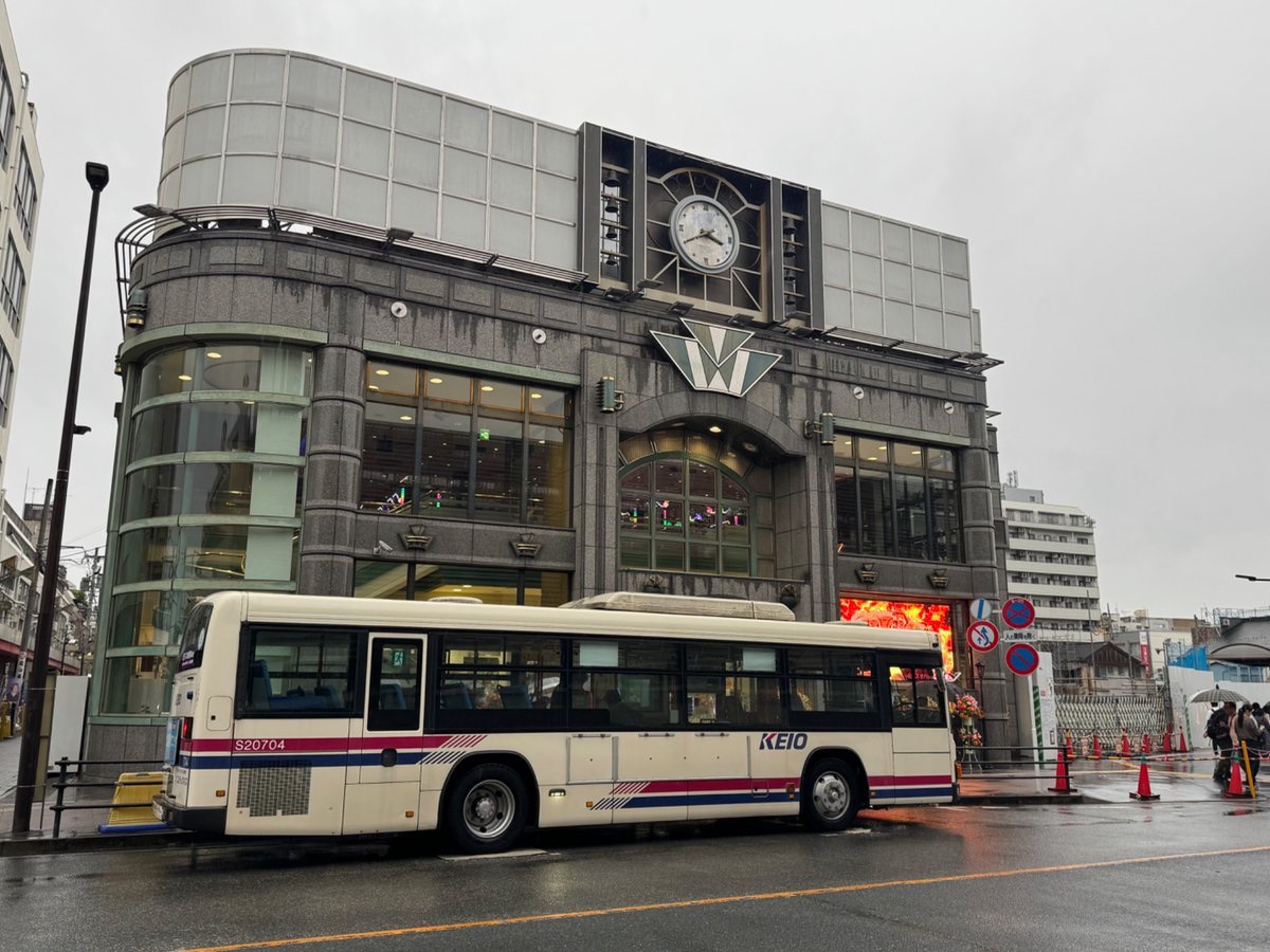 aocunjunta37764's tweet photo. 2026.9  (貸出) 武31 S20704

営業用最古参が小金井管轄内の中大附属高校文化祭の為貸出されました。
ココバスや、パチ屋「ダイヤモンド」との絡めは小金井来訪！といういい画に。
ちなみに、S20705も来てましたが、こちらは過去にも貸出されているので割愛……
各所桜からの貸出があったようで。 https://t.co/ipeC7xFNMd