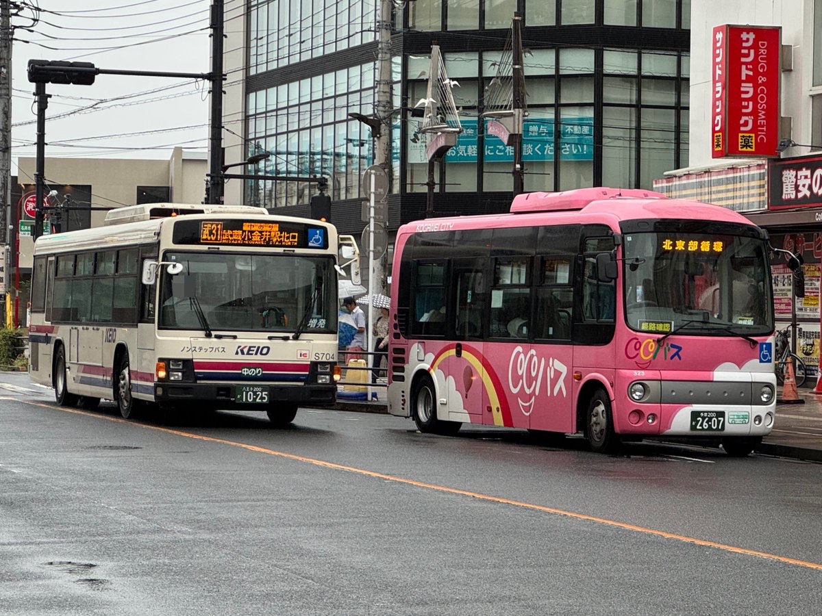 aocunjunta37764's tweet photo. 2026.9  (貸出) 武31 S20704

営業用最古参が小金井管轄内の中大附属高校文化祭の為貸出されました。
ココバスや、パチ屋「ダイヤモンド」との絡めは小金井来訪！といういい画に。
ちなみに、S20705も来てましたが、こちらは過去にも貸出されているので割愛……
各所桜からの貸出があったようで。 https://t.co/ipeC7xFNMd