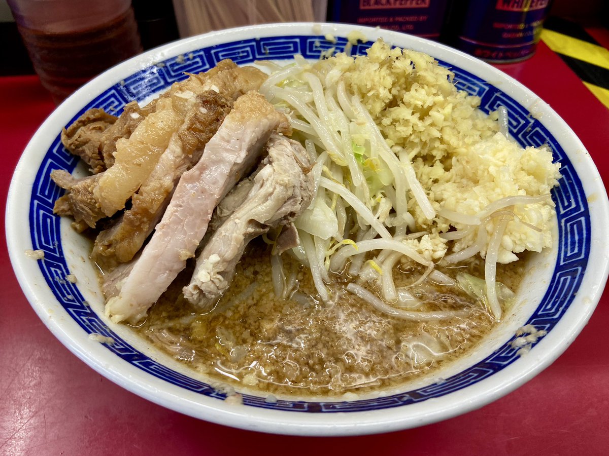 torimenoseinen's tweet photo. ラーメン二郎 中山駅前店
大ラーメンぶた5枚＋ぎょったまつけ麺Ⅱ Ver.サバ＋鬼おろし大葉MIX
ニンニク、ヤサイ、しょうが

中山で一二を争う好きなメニュー。

ごちそうさまでした。 https://t.co/2YW0hpXaRd
