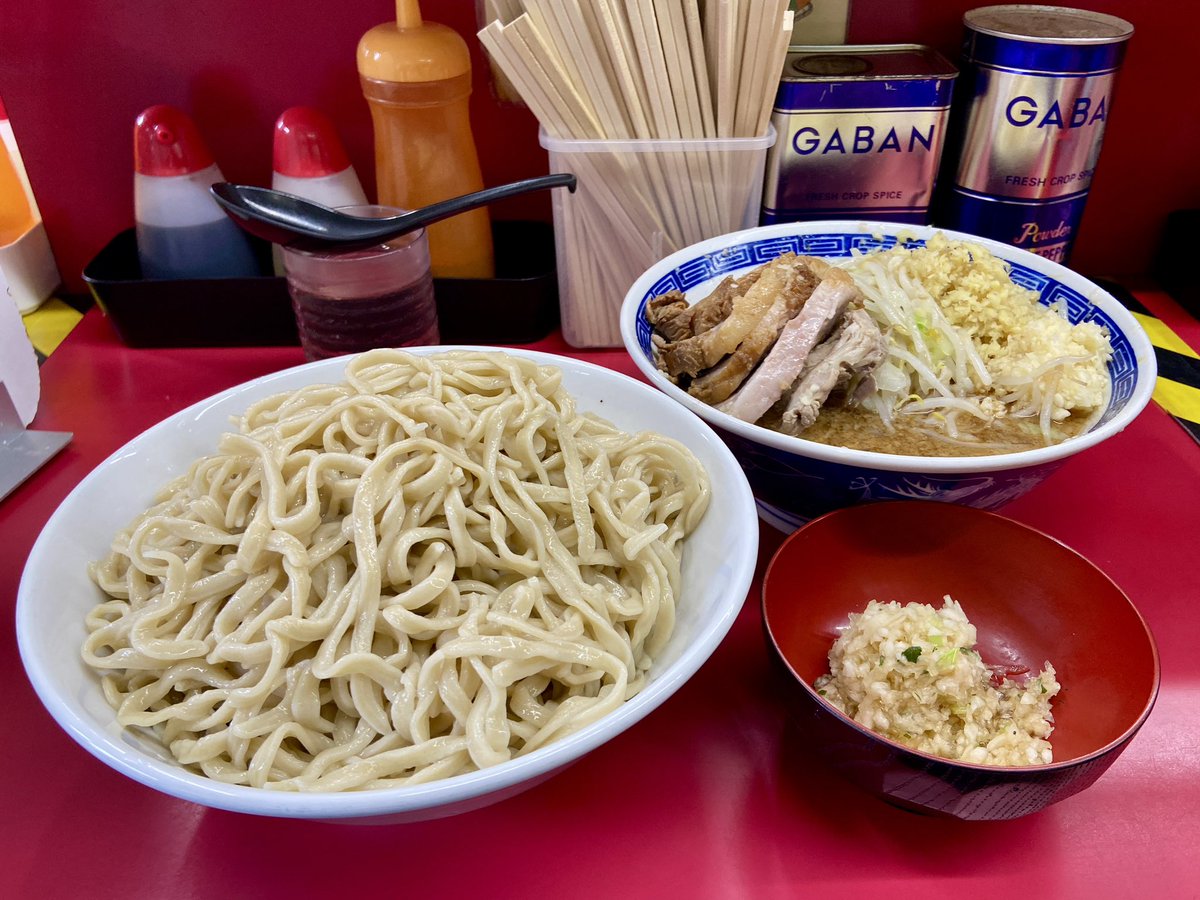 torimenoseinen's tweet photo. ラーメン二郎 中山駅前店
大ラーメンぶた5枚＋ぎょったまつけ麺Ⅱ Ver.サバ＋鬼おろし大葉MIX
ニンニク、ヤサイ、しょうが

中山で一二を争う好きなメニュー。

ごちそうさまでした。 https://t.co/2YW0hpXaRd