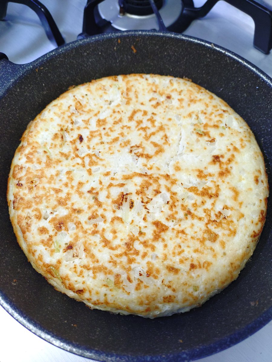 MikaMusicbasket's tweet photo. 豆腐と鶏ひき肉のつくね的なものを作ったんだけど
なんかこねにくいなあと思ったら
１日中ピアノ弾いて手が疲れていたようです笑🤣
フライパンで直接こねて焼くだけの超簡単レシピ（手抜き）でした🤣 https://t.co/Rpr7CK1TM3