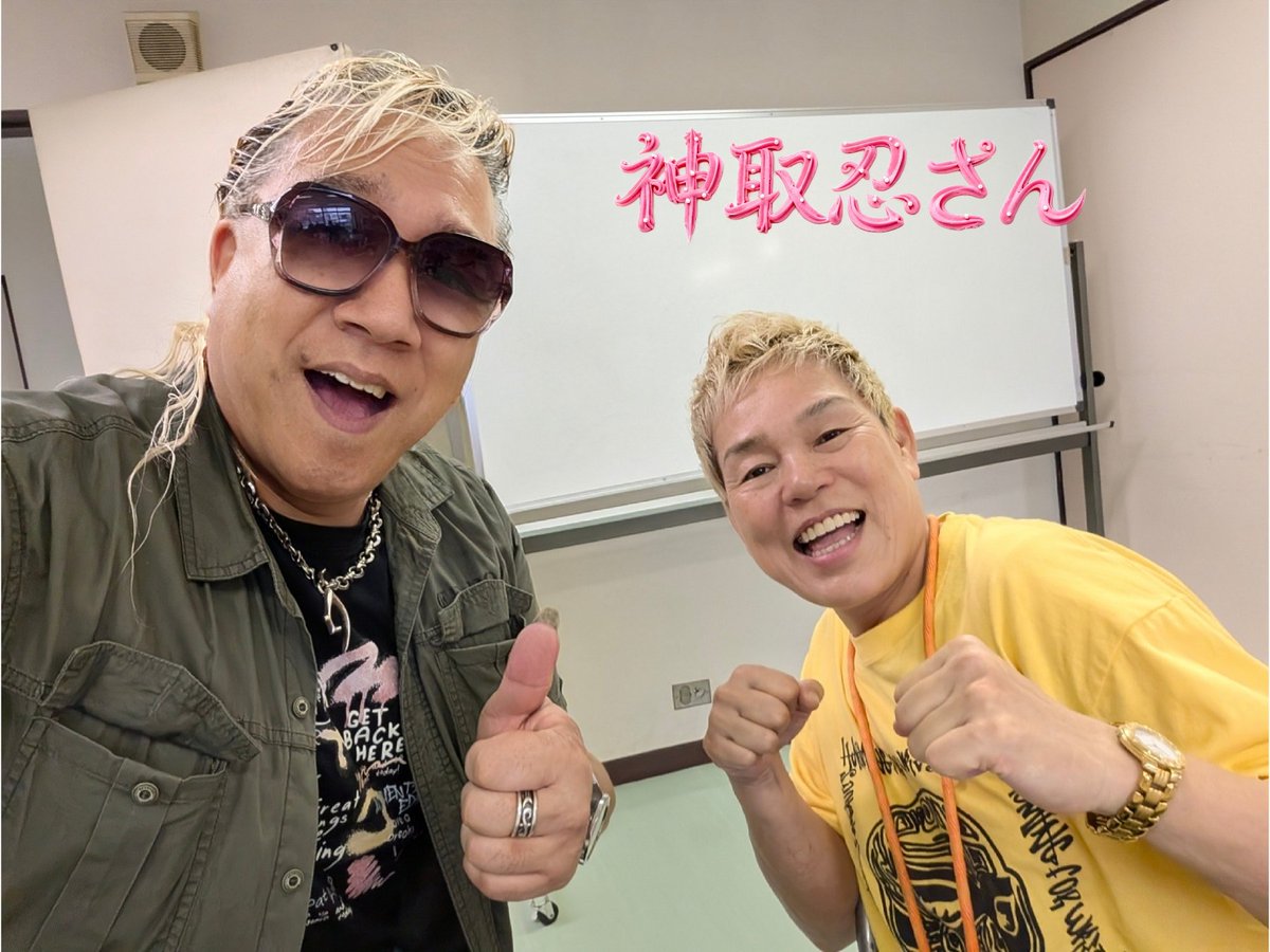 hamack809's tweet photo. 本日の任務は、いつもお世話になってる、芸能プロの、勝島和歌子さんの依頼で、原宿の子ども食堂にて、ハマックショーやって来ました〜〜！！

前には、訓練用のマネキンを使用して心肺蘇生法（CPR）の胸骨圧迫を体験しました！
そして、神取忍さんと、今後の仕事の話で盛り上がりましたぁ！！ https://t.co/NpFK9G7XBi