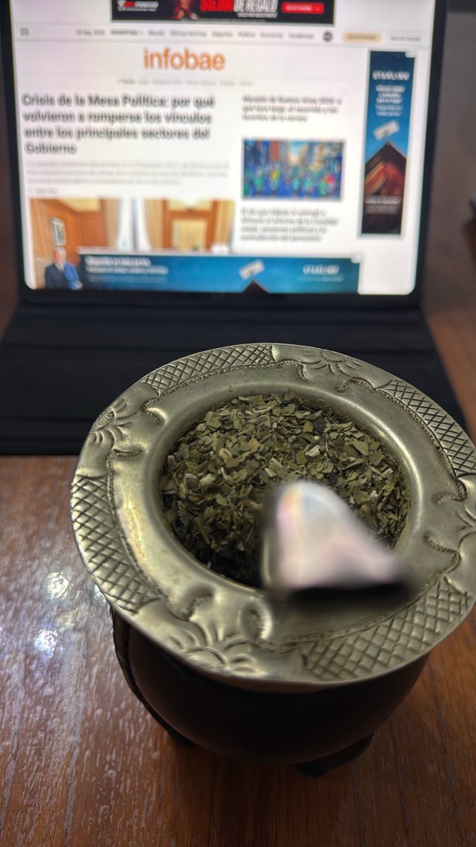 srthompsons's tweet photo. Domingo 06:57 
Despierto, mate listo 

38 años en el DNI, 70 en la realidad Jajajajajjajajaa https://t.co/vHlZVLYbMd