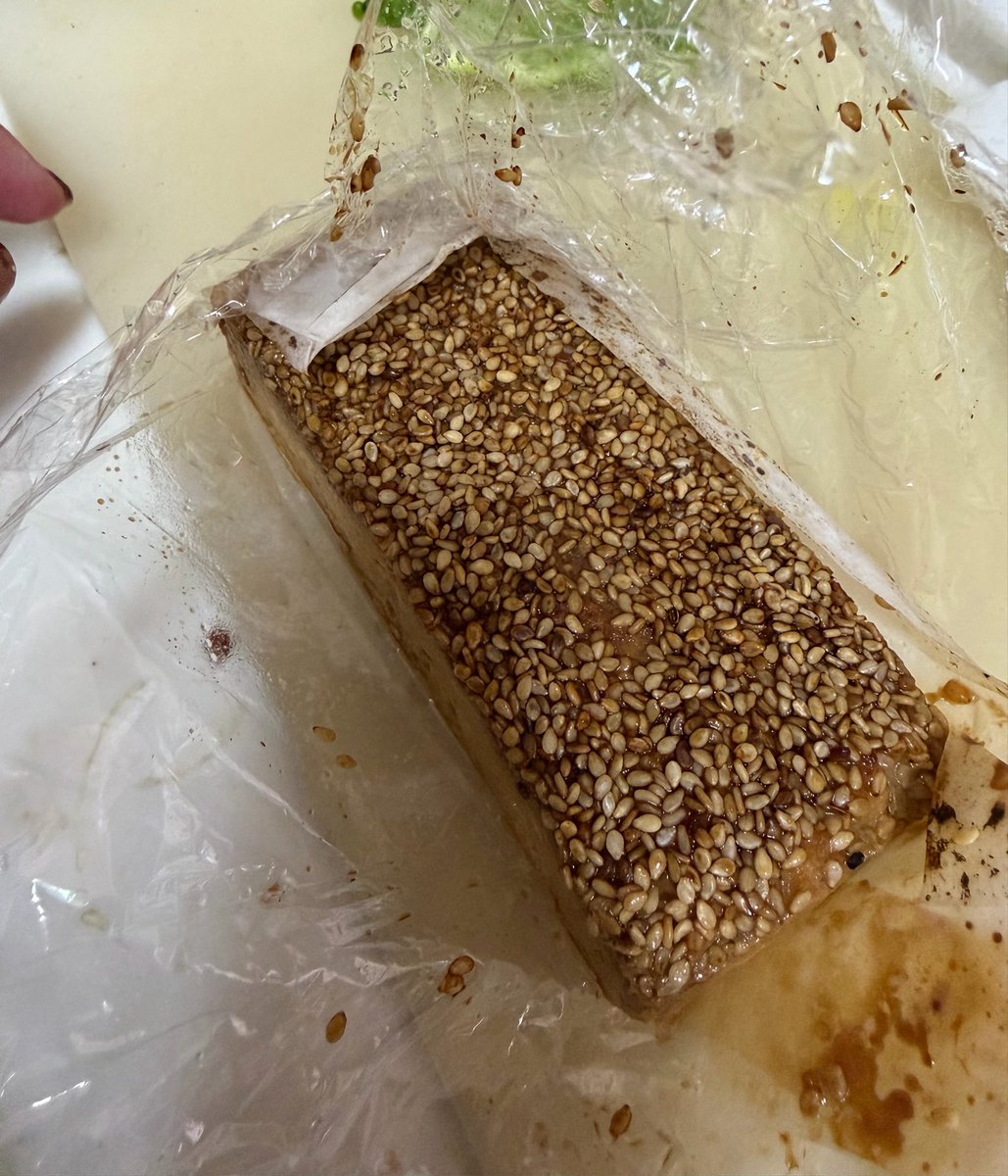 aiaiaiaiaia1a1's tweet photo. 夕飯準備していたら
義母が貰ったと持ってきたコレ
何ですか？って聞いても何かわからん、と……
手作りみたいだけど、何かわからん…食べてみて、私も一口だけ食べたい、と

……は？
誰が作ったか何かもわからんのを私がまず味見（毒味）しろと？？いや、お前がしろやってなった10分前
ね、何これ？ https://t.co/r4pTFzR1pR