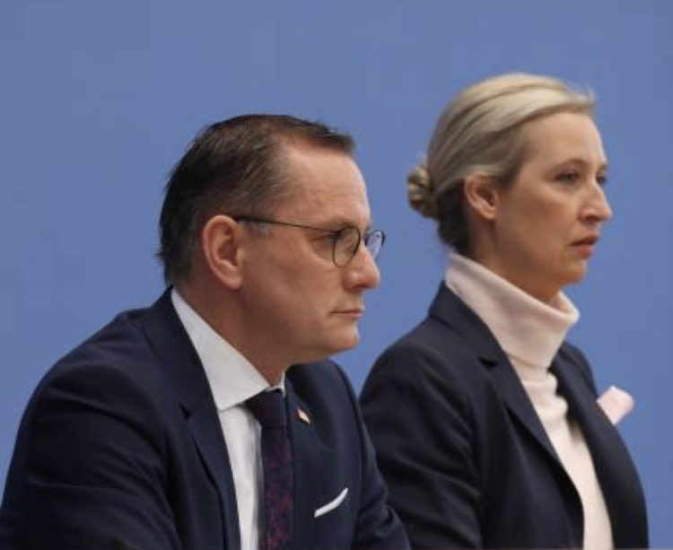 joni_askola's tweet photo. European politicians and voters who want to sacrifice Ukraine for 5 cents less per litre of gas would be the first to betray their country and collaborate with Russia if invaded https://t.co/VCkAizXS8w