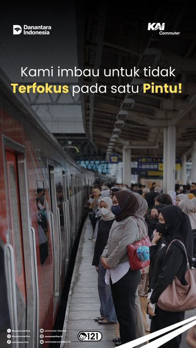 CommuterLine's tweet photo. #RekanCommuters Saat hendak naik Commuter Line, kami mengimbau untuk tidak terfokus pada satu pintu agar proses naik dan turun pengguna lebih merata dan tertib.    

#KAICommuter #CommuterLine #MelayaniSepenuhHati https://t.co/psB9ON0oc9
