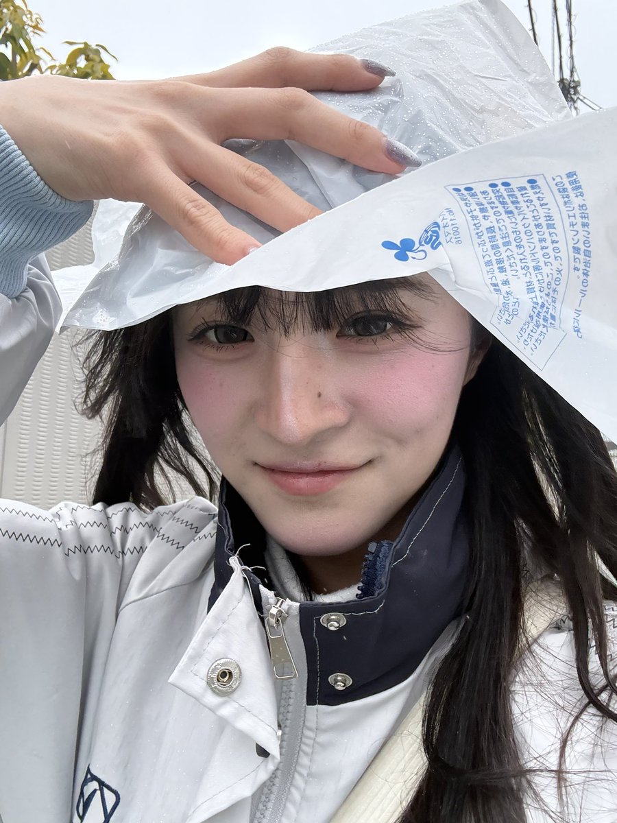 0o_min_min's tweet photo. 突然の雨をコンビニ即席袋で防ぐ私
そしてよく見るとピザまんが口についている。

#自撮り界隈 #いいね返し #無加工 #いいなと思ったらRP https://t.co/Ut0SKhhoC4