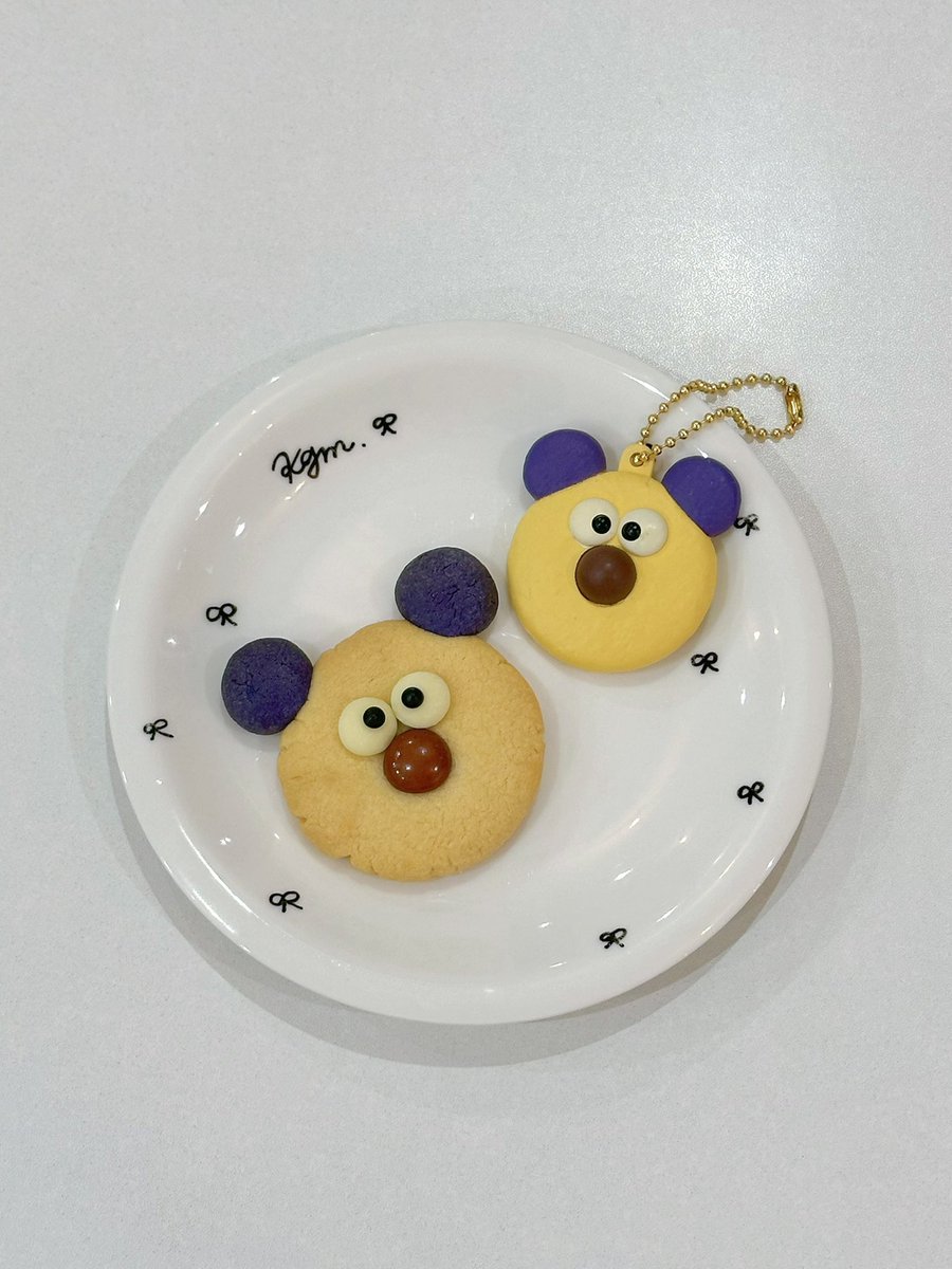 kogumaitancafe's tweet photo. 明日は台風予報ですが予定通り営業いたします🧸🤍
そして初登場のミラーチャームガチャのくまクッキーが登場😍
ぜひ一緒に写真撮りに来てね😍💜

#こぐまいたんカフェミラーチャーム #くまクッキー #推し活 #オタ活　#韓国カフェ #こぐまいたんカフェ #中河原カフェ #府中カフェ #東京カフェ https://t.co/U7pxYTUj42