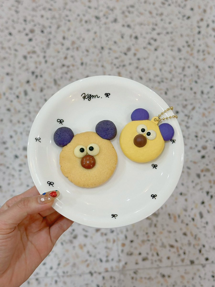kogumaitancafe's tweet photo. 明日は台風予報ですが予定通り営業いたします🧸🤍
そして初登場のミラーチャームガチャのくまクッキーが登場😍
ぜひ一緒に写真撮りに来てね😍💜

#こぐまいたんカフェミラーチャーム #くまクッキー #推し活 #オタ活　#韓国カフェ #こぐまいたんカフェ #中河原カフェ #府中カフェ #東京カフェ https://t.co/U7pxYTUj42