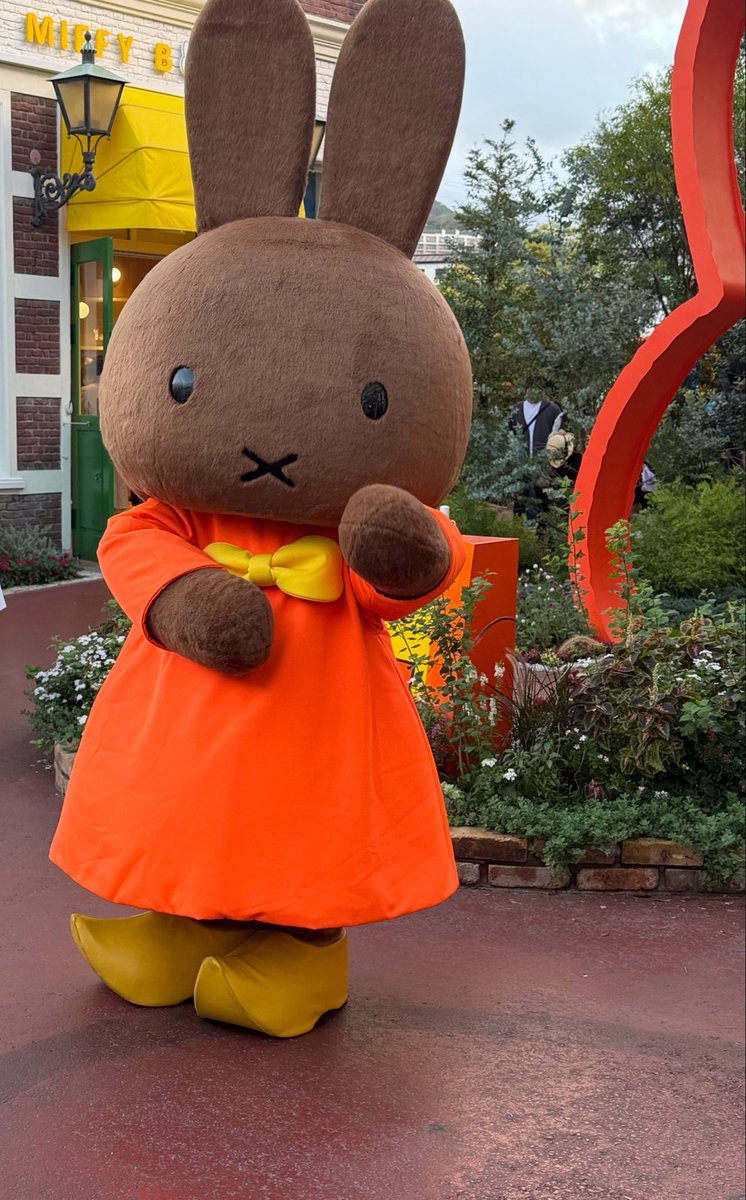 mayumi1700's tweet photo. ハウステンボスのおばけミッフィーとメラニー、めっちゃかわいい。
もふもふだったー。😊 https://t.co/g6dhKS3kld