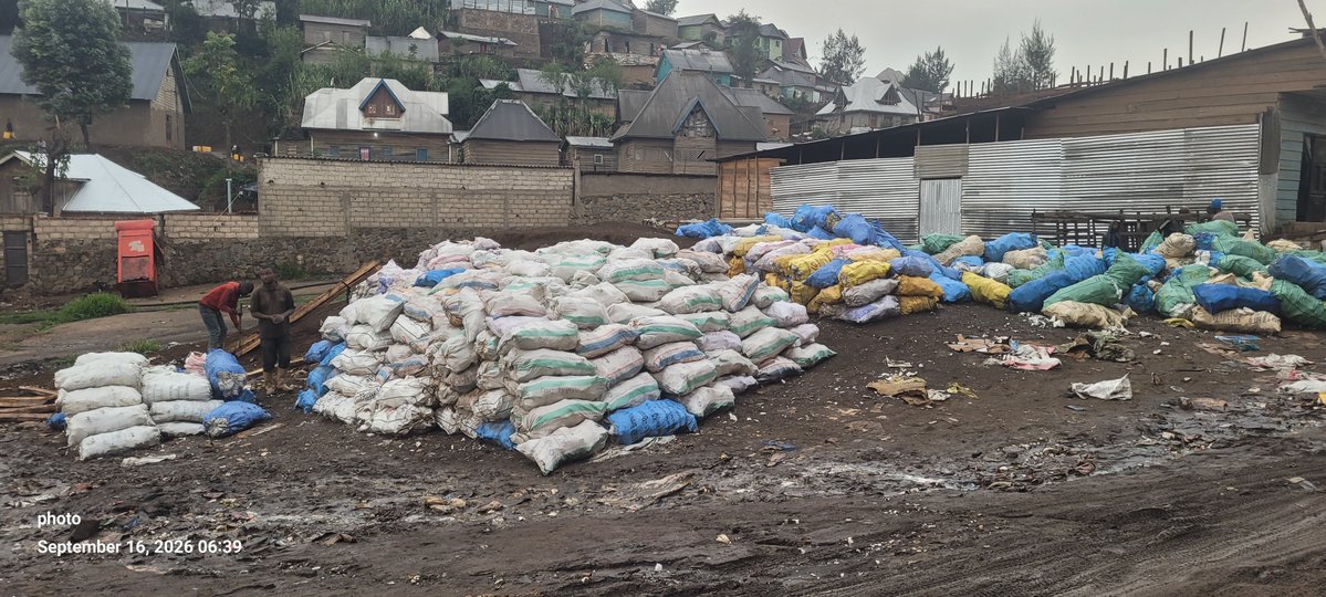Kibandja22's tweet photo. @ClaudeMusavul Tu es vraiment mentaire alors ici c'est ou imbecile? 
Les kivutiens souffrent a cause de votre propaganda https://t.co/BabDroMHde