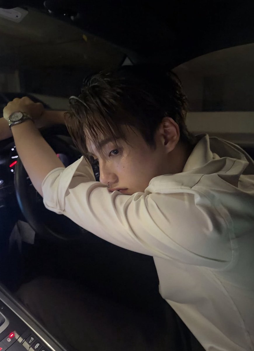 mniwwsnanny's tweet photo. มรึงงงง สายตาฮีอ้อนๆ ขับรถมือเดียว ขับปอร์เช่ ใส่นาฬิกา rolex เชิ้ตขาว มีกระบนหน้า ผมสีน้ำตาล กุเดรสสสสส 😭😭😭 https://t.co/StkLefqplz