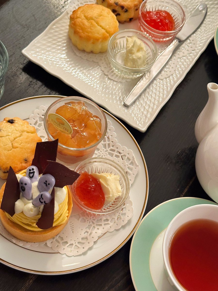 eating23333's tweet photo. 今日は大雨の中、えのきていへ☕️
ちょっとだけほっとできる時間を過ごしました。
それにしても、もうハロウィンなんて早すぎる🎃
忙しく仕事をしていると、時間が砂みたいに手のひらからさらさらとこぼれ落ちていくような気がして、ふと切なくなる。

そして、パンプキンタルトがとても美味しかった🎃 https://t.co/A4qnVMLmCV