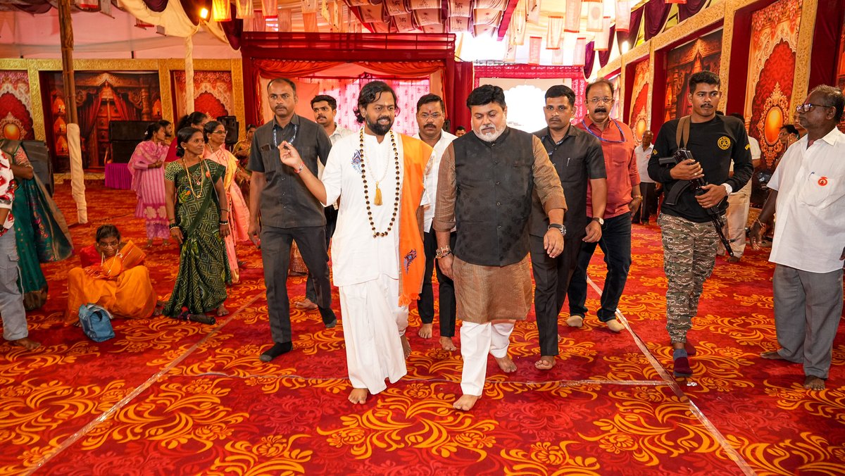 samant_uday's tweet photo. जगदगुरु नरेंद्र महाराज यांच्या रामानंदाचार्य दक्षिण पीठ, नाणीजधाम, नाणीज ला सदिच्छा भेट दिली. 

यावेळी नरेंद्र महाराज यांचे चिरंजीव कानिफनाथ महाराज यांनी आदरातिथ्य केले. 

पॅरिस इथे नुकत्य���च झालेल्या 'वर्ल्ड स्पेस बिझनेस वीक' संदर्भात कानिफनाथ महाराज यांना माहिती दिली.

#Nanijdham #NarendraMaharaj #KanifnathMaharaj #Ratnagiri #Naneej #Maharashtra #UdaySamant #GanpatiBappaMourya