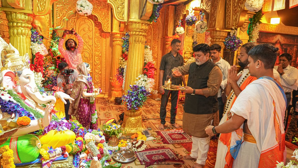 samant_uday's tweet photo. जगदगुरु नरेंद्र महाराज यांच्या रामानंदाचार्य दक्षिण पीठ, नाणीजधाम, नाणीज ला सदिच्छा भेट दिली. 

यावेळी नरेंद्र महाराज यांचे चिरंजीव कानिफनाथ महाराज यांनी आदरातिथ्य केले. 

पॅरिस इथे नुकत्य���च झालेल्या 'वर्ल्ड स्पेस बिझनेस वीक' संदर्भात कानिफनाथ महाराज यांना माहिती दिली.

#Nanijdham #NarendraMaharaj #KanifnathMaharaj #Ratnagiri #Naneej #Maharashtra #UdaySamant #GanpatiBappaMourya
