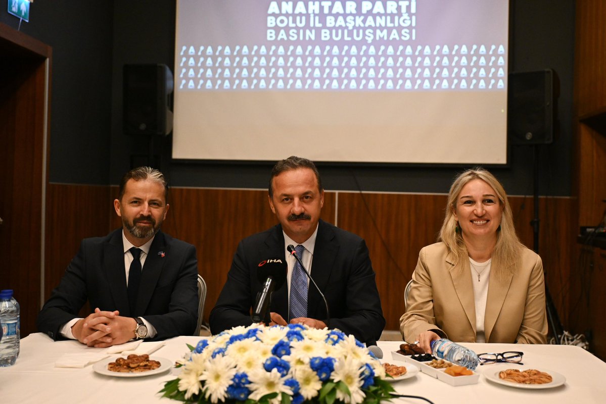 anahtarparti's tweet photo. Bolu’da ilk buluşma basın mensuplarıyla…

Genel Başkanımız Sayın Yavuz Ağıralioğlu, Bolu’da teşkilatımız ve hemşehrilerimiz tarafından karşılandı.

Genel Başkanımız, düzenlenen basın buluşmasında gazetecilerle bir araya gelerek gündeme ilişkin değerlendirmelerde bulundu ve soruları yanıtladı.