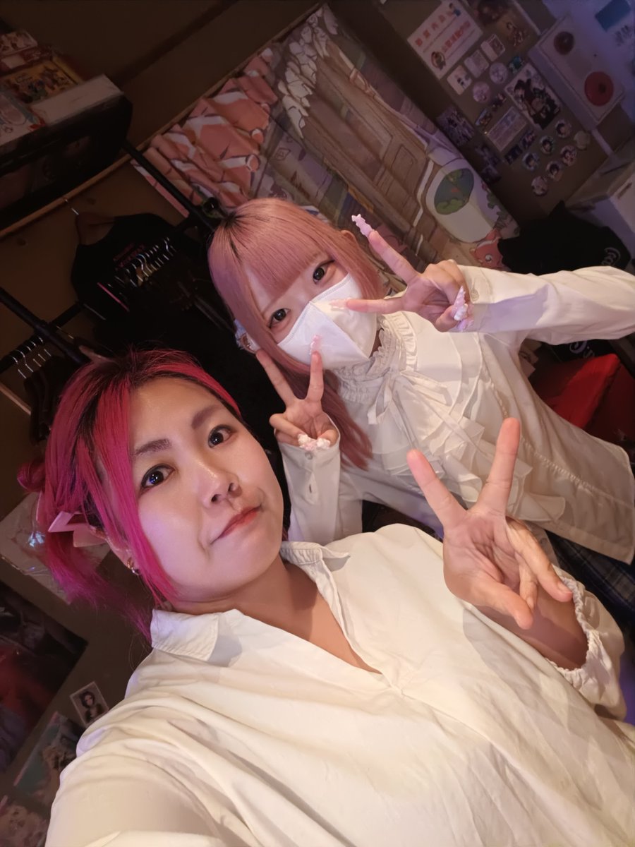 momota0302's tweet photo. 今日おります！
雨だけど、ワイワイしたい気持ち
ピンク髪同じー！うれしおばさんwww
#秋葉原あるけみすと https://t.co/Q43gkq0xXa