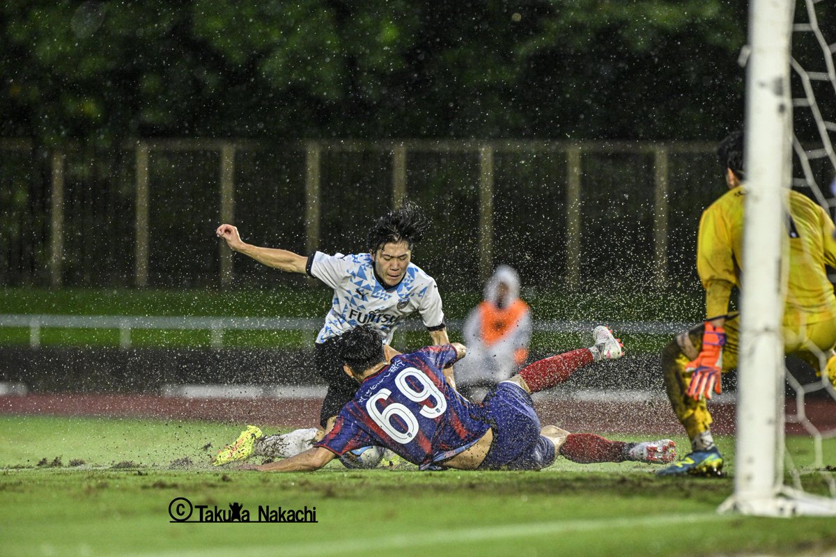 ikinikuishiro's tweet photo. #川崎フロンターレ　U21はFC東京U21と　#多摩川クラシコ　を戦い、スコアレスドローでした！
1：大雨！
2：大雨！！
3：大雨！！！
4：大雨！！！！
写真はすべて前半。
後半は雨が強すぎてよく見えませんでした！ https://t.co/ppq3Pk4K3R