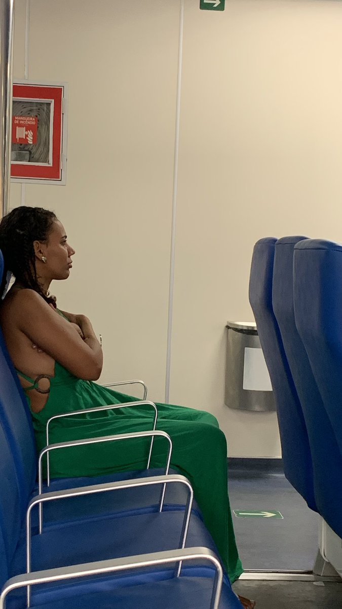 ZuleideMc's tweet photo. Eu que fui brincar com meu bofe de fingir que tava dando mole pra ele, ele simplesmente me beijou CARA QUE ABSURDO!!!!! Não era pra beijar filho da puta. 
Fui de Niterói até a praça 15 com 100 metros de distância https://t.co/uMfK3mv7LY