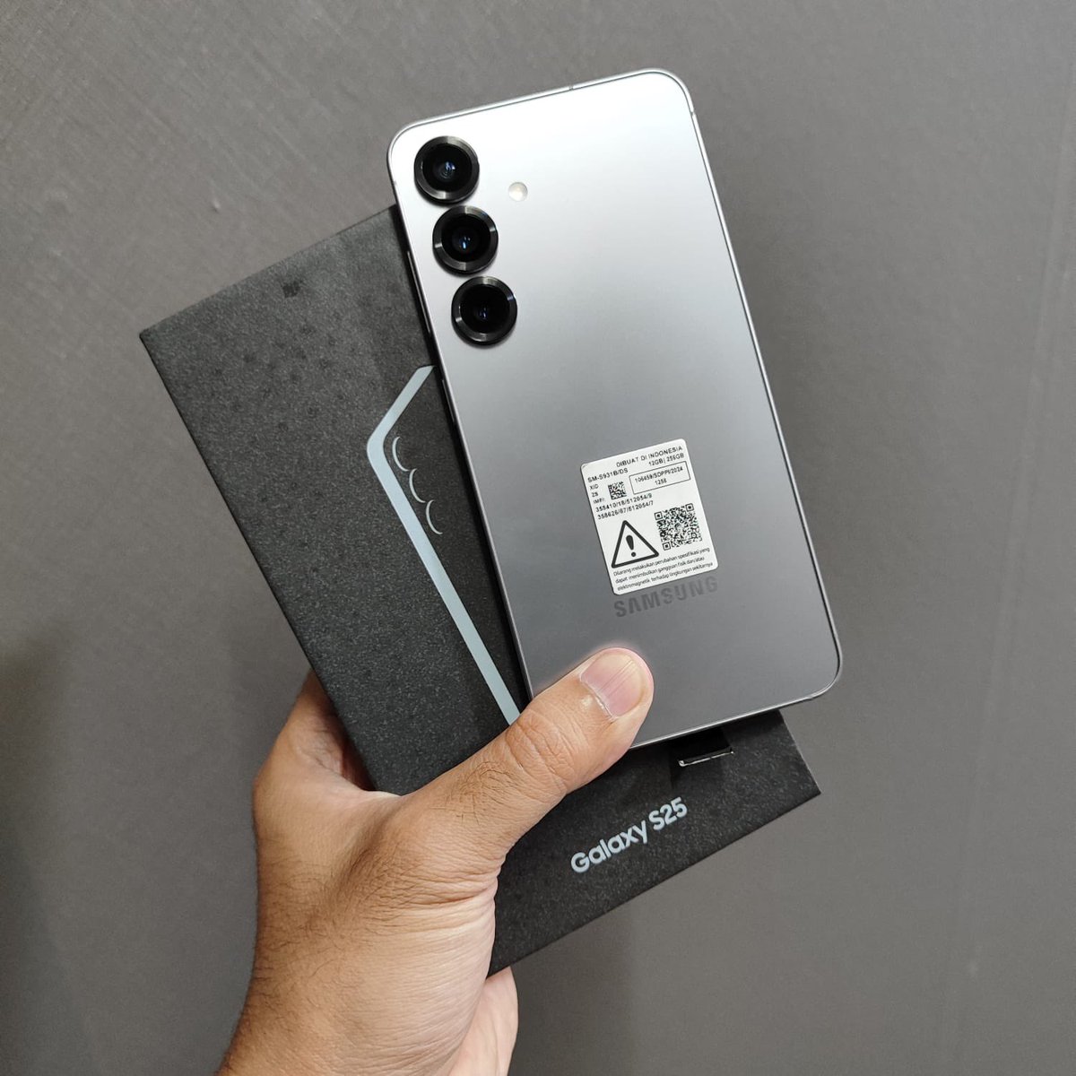 zndy44__'s tweet photo. Samsung S25 12/256GB Like New

• Fullset
• Kondisi mulus, no minus
• Semua fungsi normal
• Bonus batok charger Samsung Ori
• Bonus case
• Sudah terpasang hydrogel

Bogor | COD | Bisa Tukar Tambah | Rekber Shopee 1,11% | WA: 0895364323338
#wts #zonauang https://t.co/dUMCaDDP1S
