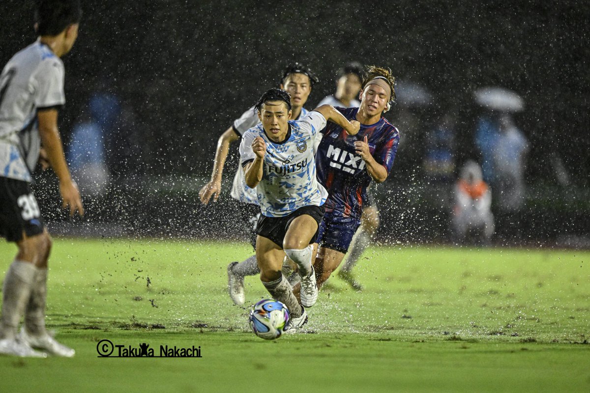 ikinikuishiro's tweet photo. #川崎フロンターレ　U21はFC東京U21と　#多摩川クラシコ　を戦い、スコアレスドローでした！
1：大雨！
2：大雨！！
3：大雨！！！
4：大雨！！！！
写真はすべて前半。
後半は雨が強すぎてよく見えませんでした！ https://t.co/ppq3Pk4K3R