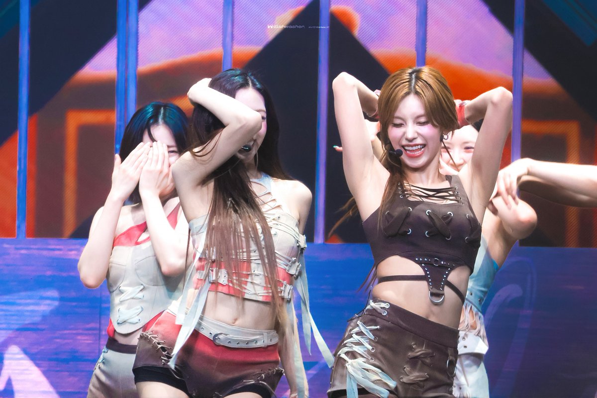 DishWasher_417's tweet photo. 👀🤭 #류진 #유나 #예지 #RYUJIN #YUNA #YEJI #ITZY #있지 https://t.co/a3IDridmpo