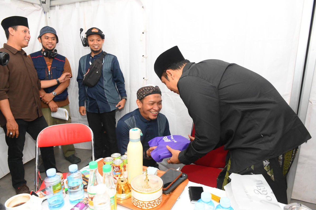 salimafillah's tweet photo. GUS-nya PARA GUS
Menyambut Gus Kautsar di Padhang Bulan Fest

Ada fenomena Gus-gusan yang meresahkan. Tapi Gus-Gus sejati seperti Gus Baha' dan suami dari 'Eyang putri-nya' Gus Baha' ini (Ning Jazil), melegakan kita dengan ilmu, nasehat, dan kesahajaan mereka.

Kita memang tak patut menganggap seorang manusiapun di zaman ini suci di hadapan Allah. Tapi dengan keluasan ilmu, mahfuzhat 'ibarat, kebernasan fahaman, keadilan timbangan, dan pengertian yang mendalam akan fiqih dakwah dan keadaan ummat, Gus Kautsar telah membawa kecerahan bagi ummat.

Luwes karena manthiq yang kokoh dan santun karena balaghah yang mantab khas fuqaha' Syafi'iyyah, faham perbandingan madzhab dan amat mengetahui variasi aqwal para 'ulama, ketat pada diri tapi membawa keluasan bagi ummat. Bertabur berbagai 'ibarat dari kitab-kitab turats penuh hikmah di setiap nasehatnya. Bersama Gus Kautsar, fiqih kembali pada ashalahnya, "Sesungguhnya Allah menghendaki kemudahan bagimu dan bukan menginginkan kesukaran untukmu", dan "Allah tidak menjadikan kesempitan di dalam agama." Bersama Gus Kautsar pula, kitab Ihya' 'Ulumiddin terasa begitu relevan dengan keseharian dan kekinian, menegur dan menyindir telak kebebalan diri.

Bagi yang dekat, hadirilah majelisnya. Bagi yang jauh, carilah majelis serupa. Sungguh tiap langkah ke sana dihitung memudahkan jalan ke surga. Betapapun kini kita dimudahkan oleh internet dan media sosial untuk menggapai ilmu, berkah tapak-tapak jalan ke pengajian itu tak tergantikan. Berkah ilmu kian langka. Hingga kadang di bawah video indah berisi ilmu manfaat seorang ustadz, berjajar serapah para pro dan kontra.

Dan di majelis-majelis semacam asuhan beliau, ada yang lebih bernilai dari ilmu. “Sebab pada guru yang sebenar berilmu”, begitu ditulis Ibn ‘Athaillah, “Kan kau reguk adab yang tak disediakan oleh buku-buku.”

“Kita lebih berhajat pada sedikit adab”, ujar Imam ‘Abdullah ibn Al Mubarak, “Daripada berbanyak pengetahuan.” Demikianlah di kala lain beliau menyatakan bahwa dirinya memerlukan waktu 30 tahun untuk belajar adab, ditambah 20 tahun untuk belajar ilmu. “Adapun ilmu yang kuhimpun dari seluruh penjuru raya selama dua dasawarsa”, simpulnya, “Sama sekali tak bernilai tanpa Adab yang kulatih sebelumnya.”
.

"Hampir-hampir Adab itu", tegas beliau, "Adalah dua pertiga agama."
