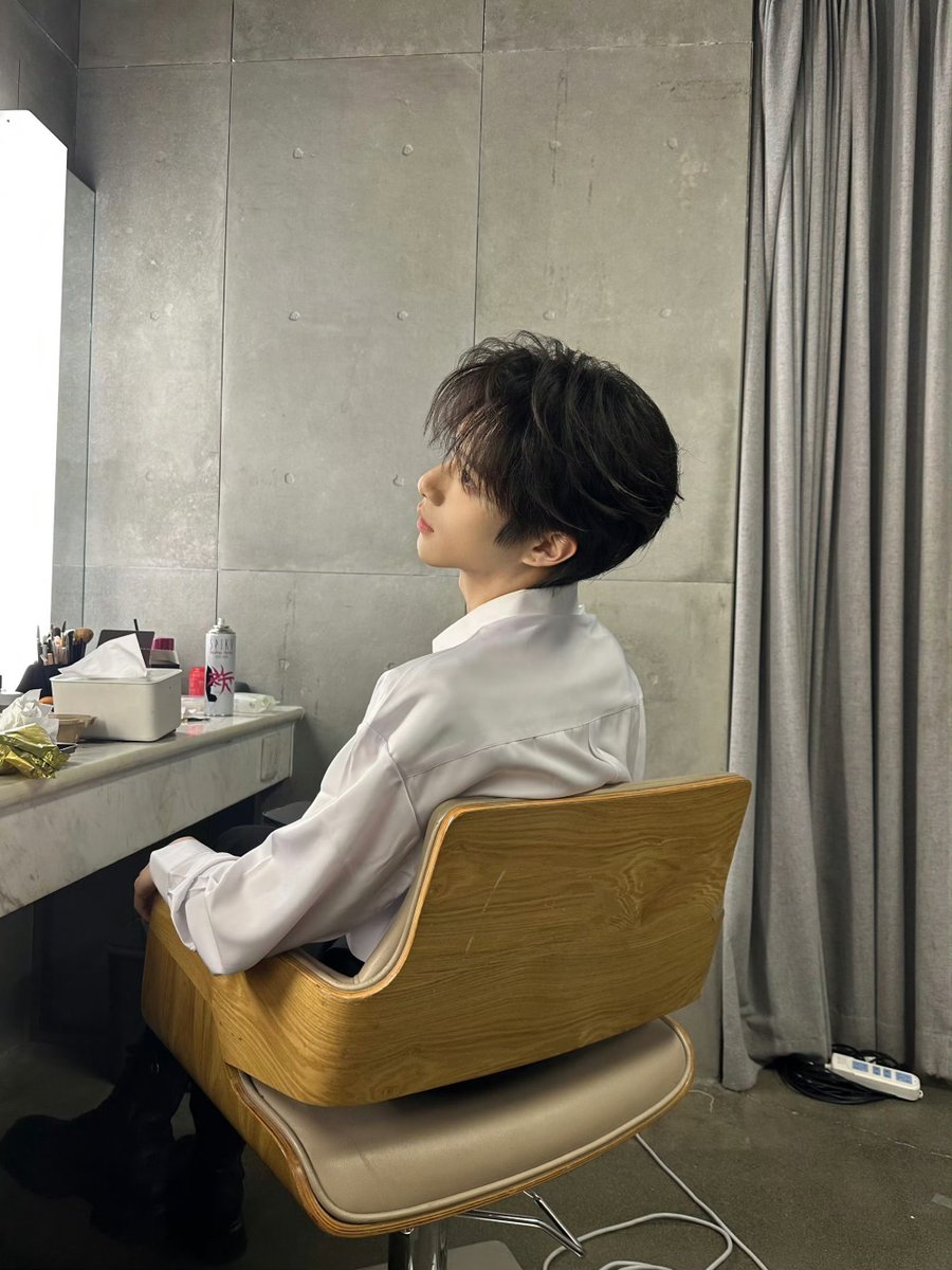 feelsoyoung27's tweet photo. Leo upload foto kingston di weibonya dengan caption yang menyentuh hati banget 😭 like.. ini tuh kayak orang yang mau ngelamar pasangannya gitu 😭

“Melewati kerumunan manusia yang berdesakan, tak peduli dunia mau menilai atau mengkritik seperti apa. Hanya agar saat kita bertemu, kita bisa tersenyum dan berkata, ‘Betapa beruntungnya ternyata kaulah orangnya.”

Gue speechless 😭