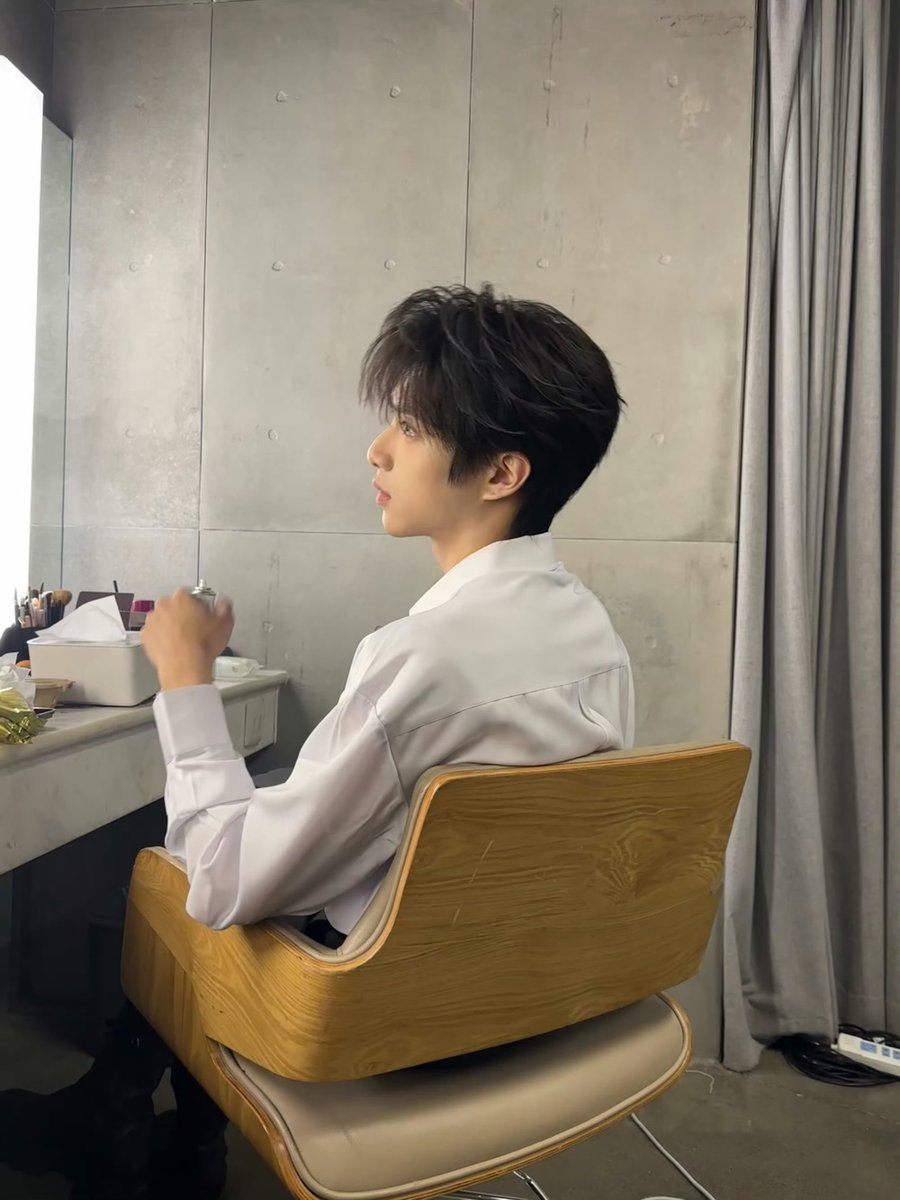 shushu00205's tweet photo. 260920 彭梓烨_Leo weibo 

🦁➡️👑📸

🦁越过人海拥挤
🦁随便世俗挑剔
🦁​只为相逢能笑着
🦁说多幸好是你

인파의 붐빔을 넘어
세속이 트집 잡든 말든 맘대로 하게 두고 
오직 서로 만났을 때 웃으면서 
너라서 참 얼마나 다행인가 라고 말하기 위해  

#LeoKing https://t.co/b9Kr1a4BS7