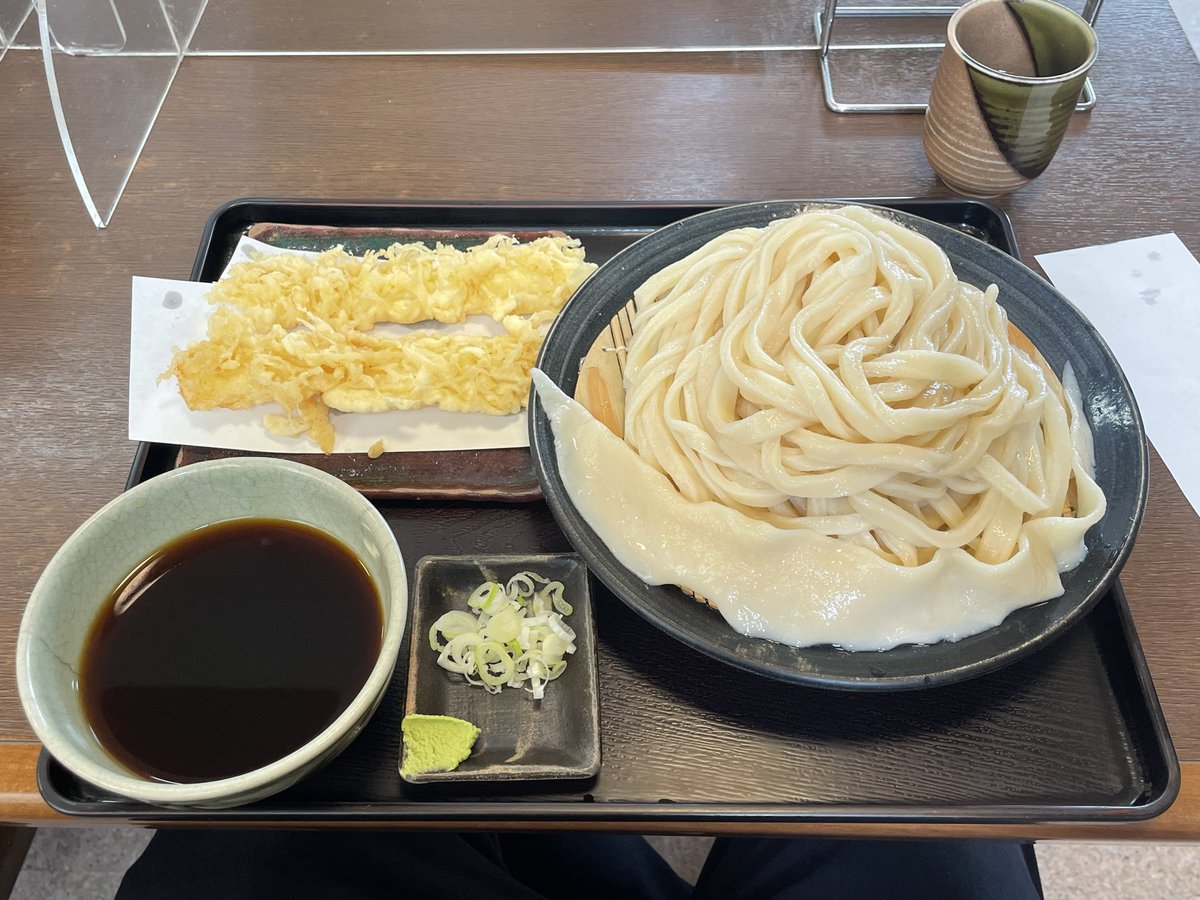zawawa_saitama's tweet photo. 📍さいたま市西区 「手打ちうどん 袋屋」

いか天もり(￥1400)ちょい大盛りです。
大盛りを頼むと、店員さんから「大盛りは1kgになりますよ」と忠告をいただいたのでちょい大盛りでお願いしました。

わっしわっしの武蔵野うどんで美味かったです https://t.co/ikYF9RuztY