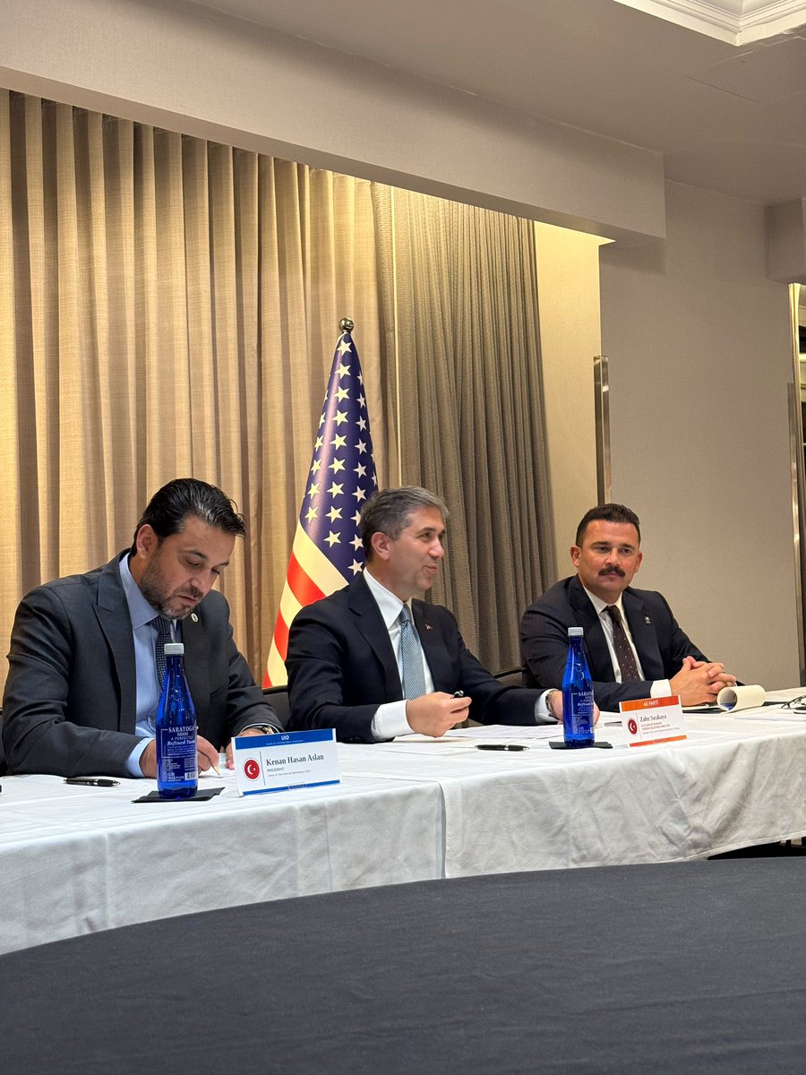 SirakayaZafer's tweet photo. 📍ABD /Pittsburgh

ABD temaslarımız kapsamında 
Pittsburgh’ta yaşayan Türk toplumumuzla bir araya geldik.

@AKPartyForeign olarak, dünyanın neresinde olursa olsun vatandaşlarımızla gönül bağımızı güçlü tutmayı; onların beklenti ve meselelerini dinlemeyi, Türkiye ile yaşadıkları ülkeler arasındaki bağları kuvvetlendirmeyi görevimizin önemli bir parçası olarak görüyoruz.