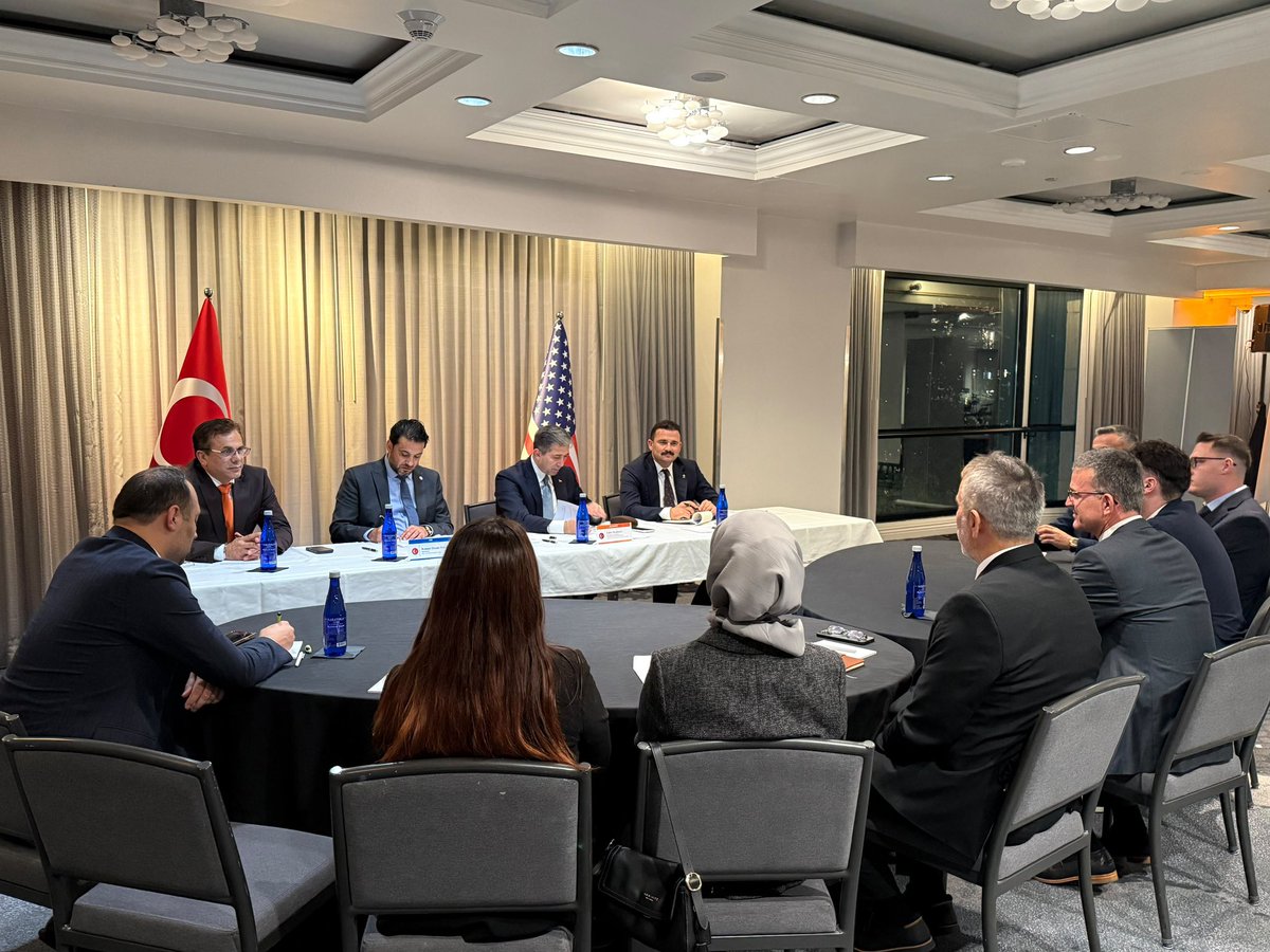 SirakayaZafer's tweet photo. 📍ABD /Pittsburgh

ABD temaslarımız kapsamında 
Pittsburgh’ta yaşayan Türk toplumumuzla bir araya geldik.

@AKPartyForeign olarak, dünyanın neresinde olursa olsun vatandaşlarımızla gönül bağımızı güçlü tutmayı; onların beklenti ve meselelerini dinlemeyi, Türkiye ile yaşadıkları ülkeler arasındaki bağları kuvvetlendirmeyi görevimizin önemli bir parçası olarak görüyoruz.