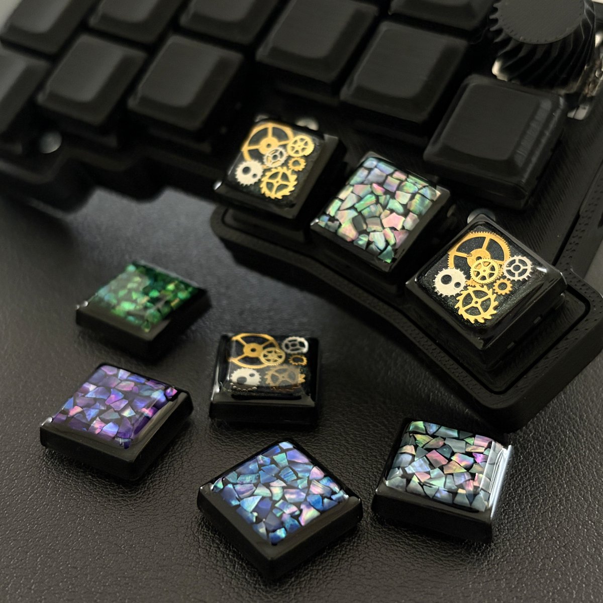 fujikkooekaki's tweet photo. 『Artisan LAK mini』
Keyboard: moNa2
Keycap: Steampunk &amp; 螺鈿《彩》（LAK mini）

#KEEB_PD #KEEB_PD_R320 #tkx26 #自作キーボード #自作キーキャップ #artisankeycap #artisankeycaps #mechanicalkeyboard https://t.co/BVNkF03X56