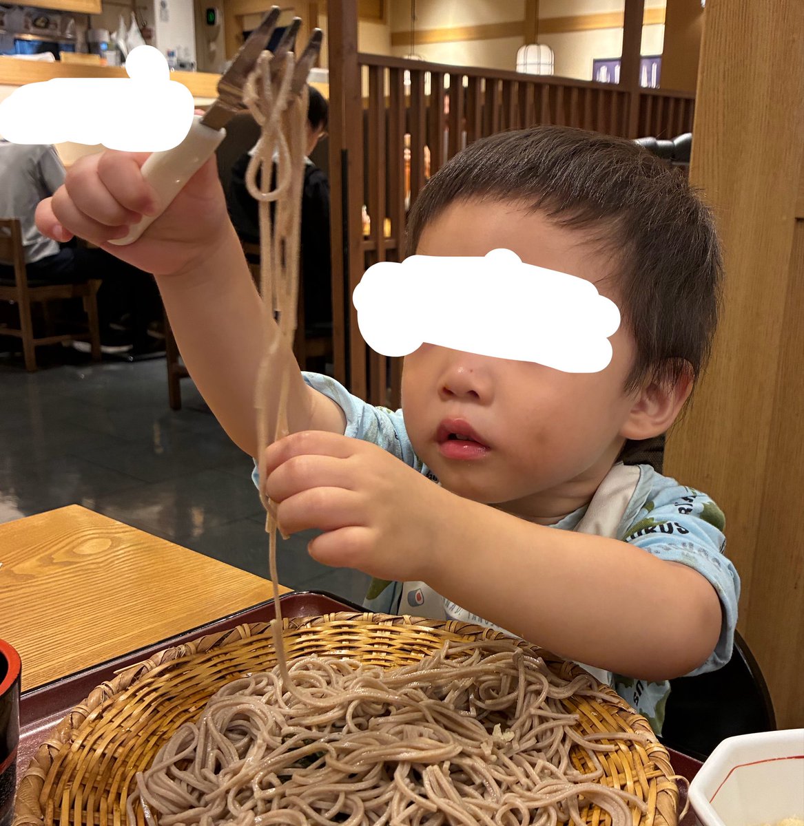 TsuSan3233's tweet photo. 2日間病院以外大人しくしてたから
今日は室内で遊べるところで発散

1枚目は蕎麦を食うのに全力
（おもちゃ付きの子どもランチ『いらない』って言ったのに、食べ終わって『おもちゃは❓』と言う理不尽ちび太😂

3枚目はちび太の特製フルーツジュース ソルト＆ペッパー入り😆

今夜から台風だからね🌀 https://t.co/WtE9uXOCcN
