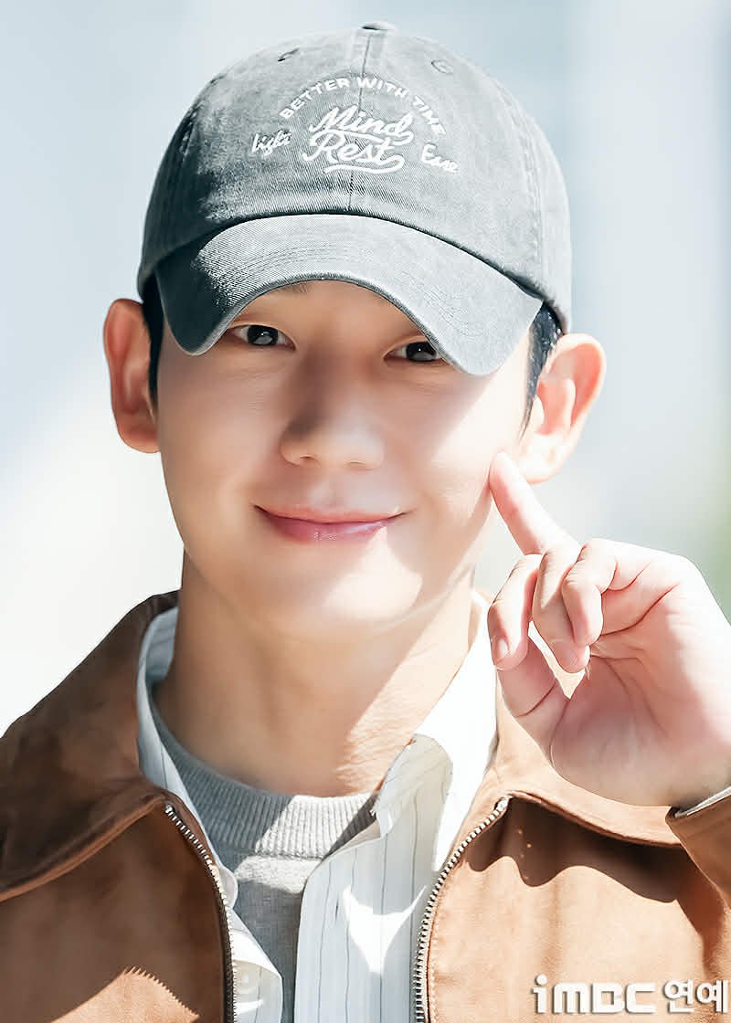 HaeinessPH's tweet photo. Some press photos of Jung Hae In at Gimpo International Airport as he heads to Japan for his HAEINISM fanmeeting. ✈️🇰🇷🇯🇵

📷PRESS

#JungHaeIn #정해인  #HAEINISM https://t.co/Z7qiefdJJH