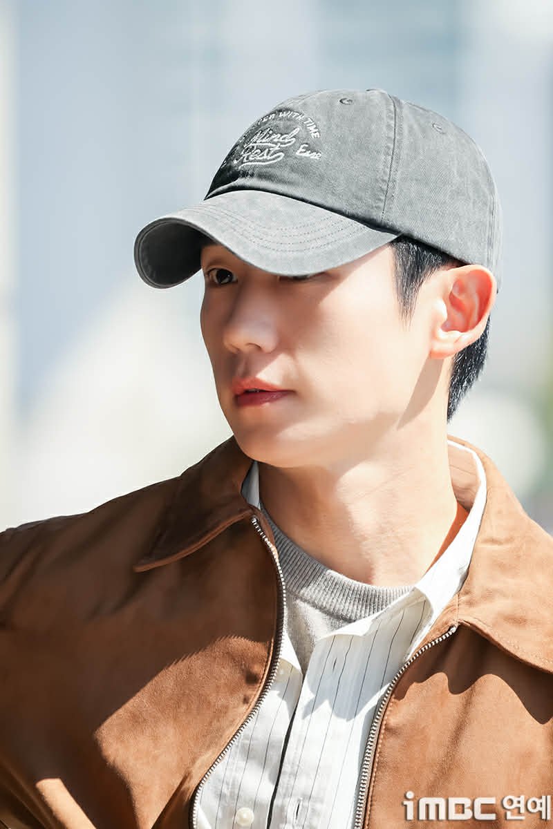 HaeinessPH's tweet photo. Some press photos of Jung Hae In at Gimpo International Airport as he heads to Japan for his HAEINISM fanmeeting. ✈️🇰🇷🇯🇵

📷PRESS

#JungHaeIn #정해인  #HAEINISM https://t.co/Z7qiefdJJH