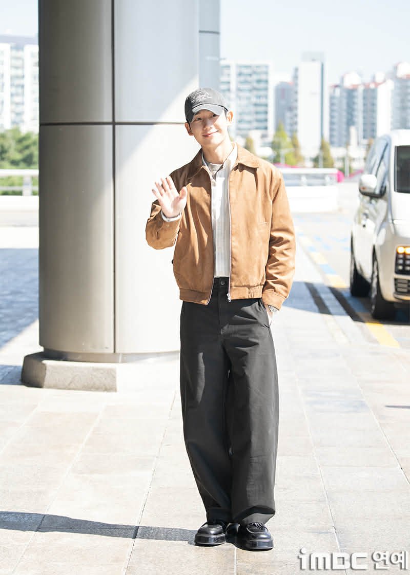 HaeinessPH's tweet photo. Some press photos of Jung Hae In at Gimpo International Airport as he heads to Japan for his HAEINISM fanmeeting. ✈️🇰🇷🇯🇵

📷PRESS

#JungHaeIn #정해인  #HAEINISM https://t.co/Z7qiefdJJH