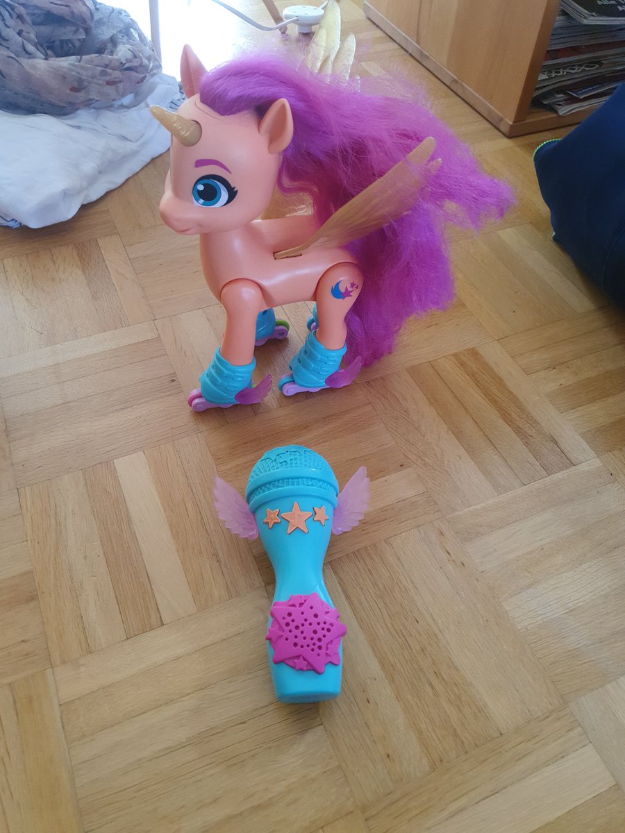huepf_sakura's tweet photo. Verschenke batteriebetrieben Einhorn mit Mikrofon von my little pony. Gut auch als Weihnachts- oder Geburtstagsgeschenk mit Musik und tanzenden Einhorn
#wish2hand Porto kann übernommen werden https://t.co/Amh3NIU6Xo