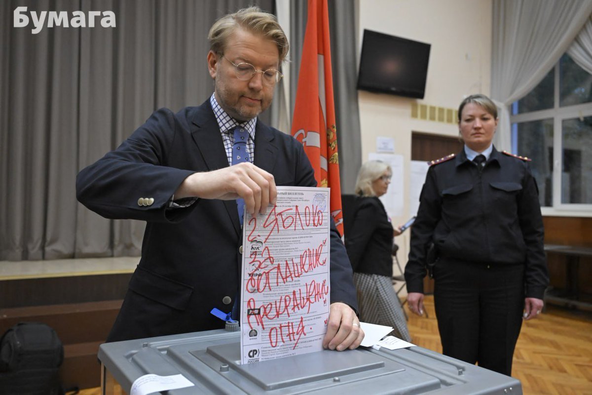synzr_'s tweet photo. зачем рыбаков кидает в урну записки слендермена https://t.co/xpVfFQDzlr
