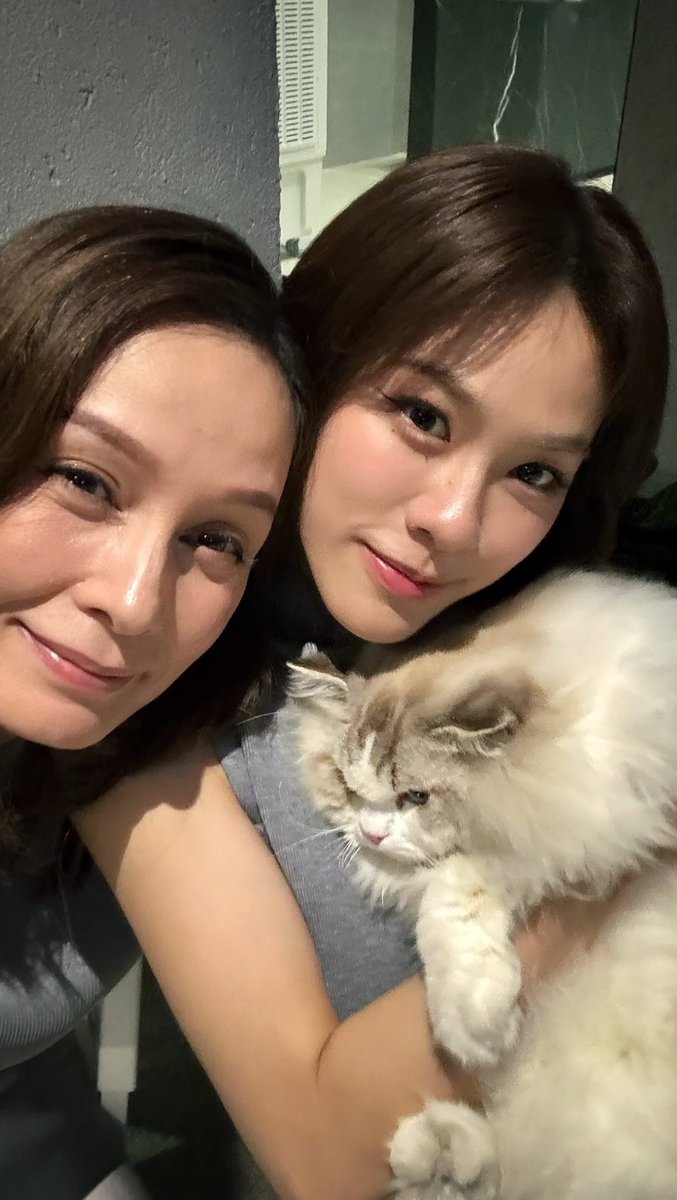 sunset__0411's tweet photo. Chan's mom with Sun &amp; Key 🎼🔆

#MoonshadowSeries
#emiamily #beonnnie
#เอมี่บอนนี่ #EmiBonnie https://t.co/PxT3Rz5C4e
