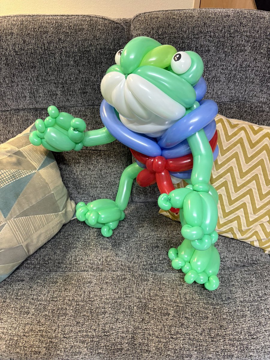 ClownMarco's tweet photo. 「兄役殿！俺は腹が減った！はらぺこだぁ！」

「千と千尋の神隠し」より、青蛙🐸
#ふうせんひねりのmarco
#千と千尋の神隠し
#青蛙
#balloon
#バルーンアート https://t.co/bvnHBYbvat