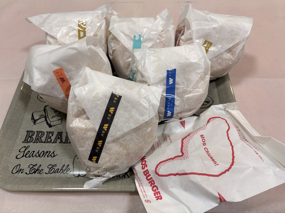 pompokoponhide's tweet photo. 久しぶりにモスバーガー🍔✨
月見フォカッチャ～黄金チーズソース～、モスチーズ、テリヤキチキン、フィッシュ、海老カツ、モスチキンまで😋
いろいろ買って帰りました！
久しぶりに食べたけど、やっぱりモスは美味しいですね👍🍔
今夜はモス祭りでした😂 https://t.co/DLwOSlvxsB