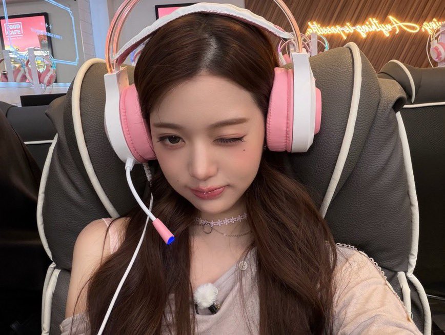 jangvisual's tweet photo. bunny behind the screen https://t.co/ALxSU0Wcf2