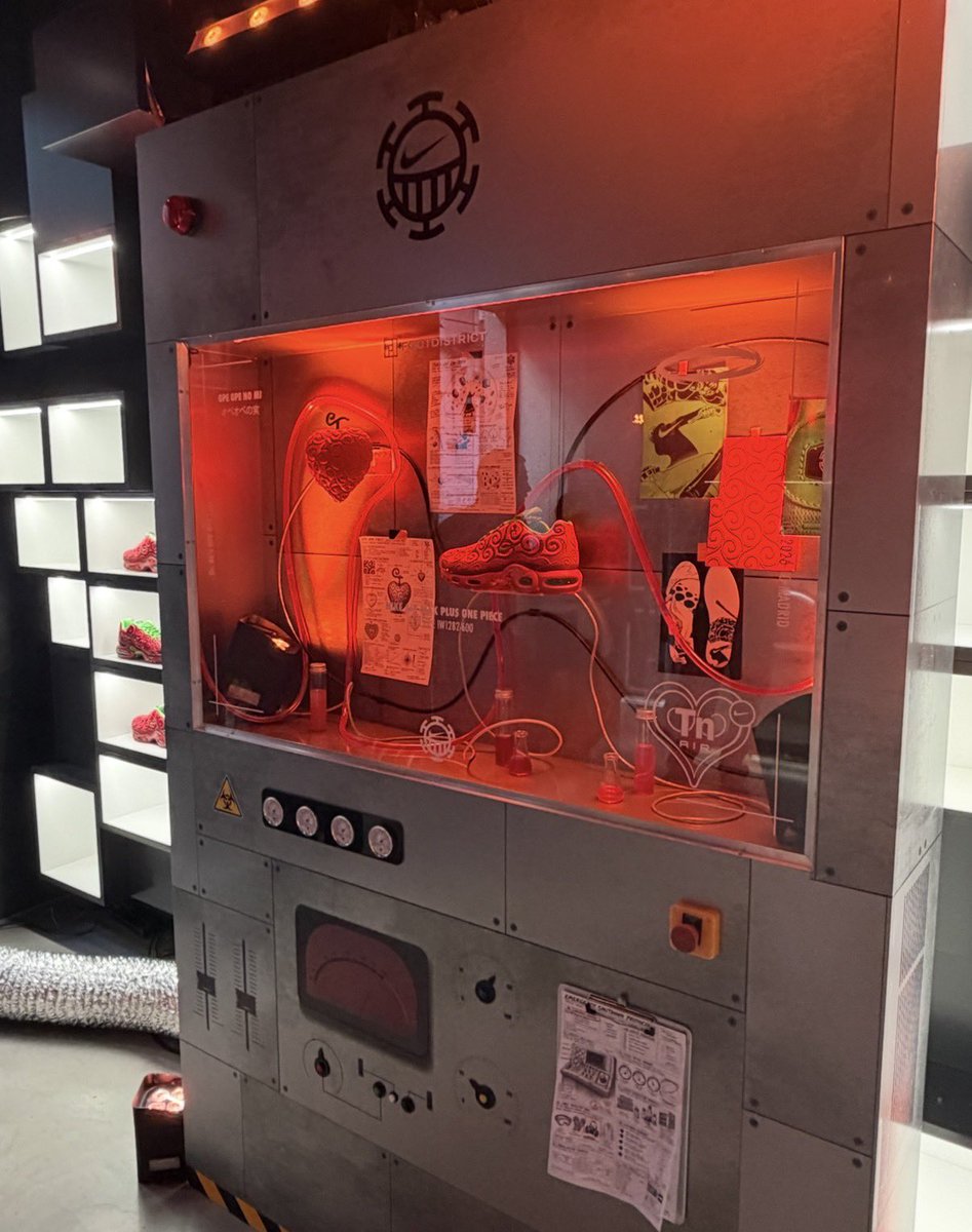 Letscookvlc's tweet photo. 🏴‍☠️ Te apuntas al raffle sabiendo que si toca, no hay excusas: se ejecuta. Te pillas un AVE, te plantas en Madrid, compras, te tomas dos cervezas y de vuelta a casa. 

Acabamos de asegurar un par bastante demandado y la pieza que creemos clave de la colección: un chaleco del que posiblemente solo existan 8 o 10 unidades en España.

Este drop ha sido un misterio absoluto. Poca información previa sobre el stock de las Air Max, cero datos sobre la ropa y sin confirmación de lanzamiento en SNKRS de algunas prendas. Solo venta física en tienda, únicamente en Madrid y a razón de 2 prendas por talla. 

🦺 El chaleco: 300€ que para la mayoría es una pasta, pero para nosotros hoy en día, es un activo de colección. Toca esperar al día 25 para ver si finalmente hay lanzamiento en la App del mismo. (De momento tenemos cargadas en SNKRS las prendas de la colección y sigue sin aparecer.) El trabajo de calle ya está hecho.

En la foto, mi mejor amigo y socio. Se mete sus 8 horas de curro, se sube al tren y se hace 300 km solo para comprar un par. Preparación previa al lanzamiento y ejecución después. Menos excusas y más movimiento. 

Podríamos venderlo todo hoy y cerrar el día en +500💰,pero ahora mismo estamos a otras cosas. 

Decidimos holdear años.

Sumamos a la colección de One Piece la combinación completa: zapatillas, carta y chaleco. Ahora a por los otros dos colores que nos faltan. El tiempo dirá si fue una buena inversión... 

La escasez y el hype ya hemos visto que existe. 

Seguimos pendientes de los próximos días👍🏼