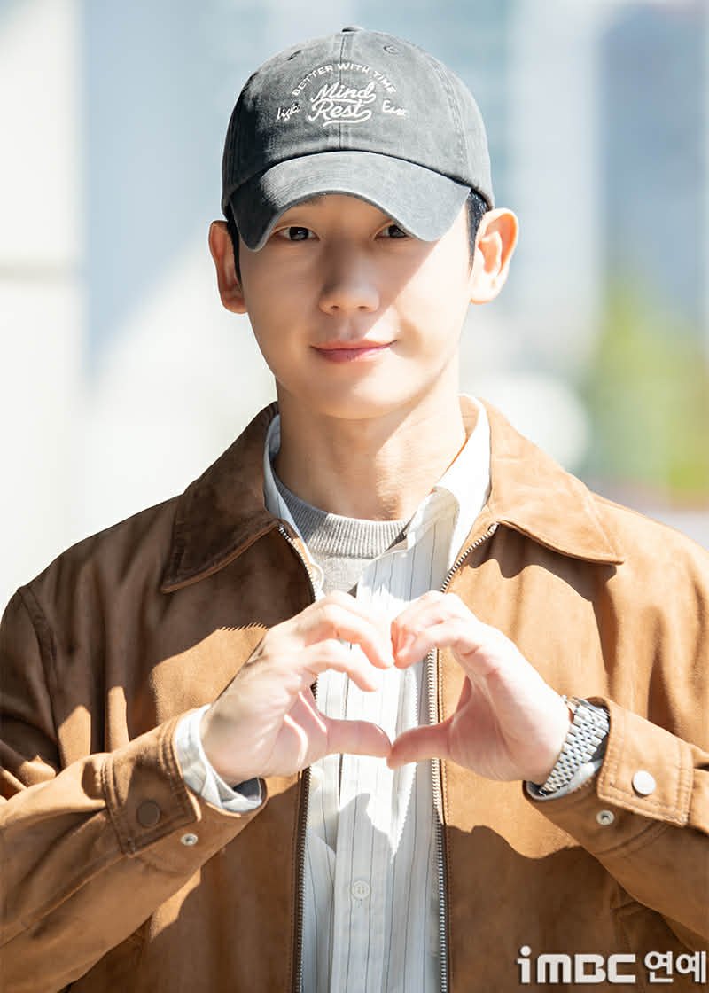 HaeinessPH's tweet photo. Some press photos of Jung Hae In at Gimpo International Airport as he heads to Japan for his HAEINISM fanmeeting. ✈️🇰🇷🇯🇵

📷PRESS

#JungHaeIn #정해인  #HAEINISM https://t.co/ic2tLsLQPp