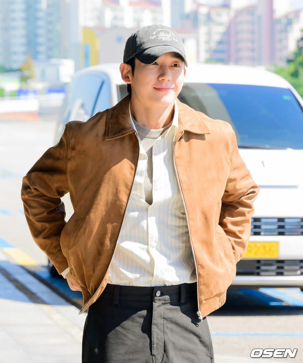 HaeinessPH's tweet photo. Some press photos of Jung Hae In at Gimpo International Airport as he heads to Japan for his HAEINISM fanmeeting. ✈️🇰🇷🇯🇵

📷PRESS

#JungHaeIn #정해인  #HAEINISM https://t.co/ic2tLsLQPp