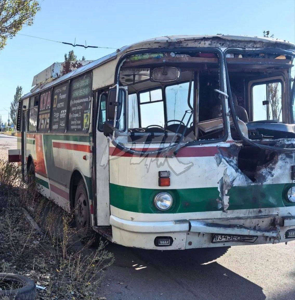 EvaKBartlett's tweet photo. "A Ukrainian drone struck a bus in Gorlovka, injuring 11 passengers, including two children.

Another drone hit a bus in the Kalininsky district. Fortunately, no one was injured there.

UPDATE: The number of injured has risen to 12."
https://t.co/Uh1NEUUIqZ https://t.co/1Yos65Oonq