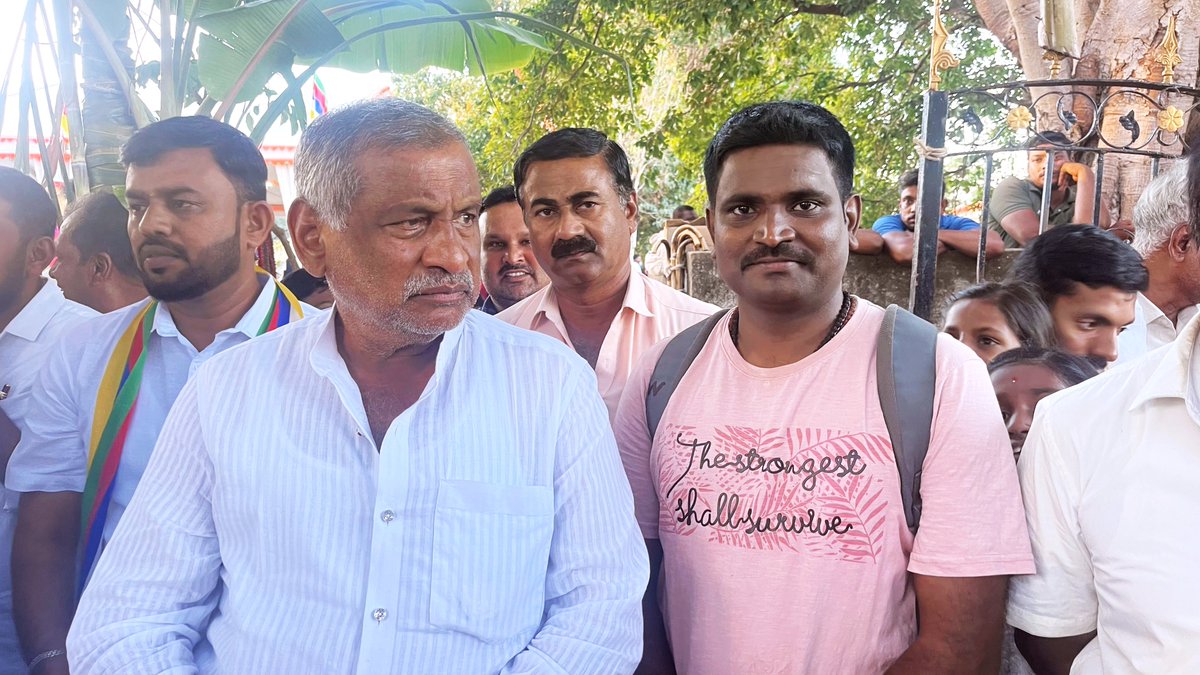 ParameshAradhya's tweet photo. @JC_Madhuswamy @jcmbjp 
ತಮ್ಮನ್ನು ಭೇಟಿ ಮಾಡಿದ್ದು ನಮ್ಮ ಸೌಭಾಗ್ಯ ಸಾರ್..
ಪರಮೇಶಾರಾಧ್ಯ ವಕೀಲರು
ಹೈಕೋರ್ಟ್ ಯುನಿಟ್, ಬೆಂಗಳೂರು.

ವಿಧ್ಯೋದಯ ಲಾ ಕಾಲೇಜ್, 

ಮಾನ್ಯ ಜೆ ಸಿ ಮಾಧುಸ್ವಾಮಿ ಸಾರ್, ಕರ್ನಾಟಕ ಸರ್ಕಾರದ ಮಾಜಿ ಕಾನೂನು, ಸಂಸದೀಯ ವ್ಯವಹಾರಗಳು ಮತ್ತು ಶಾಸನ ರಚನೆ ಹಾಗೂ ಸಣ್ಣ ನೀರಾವರಿ ಸಚಿವರಾಗಿ ಸೇವೆ. https://t.co/2x1Yg1pwtb