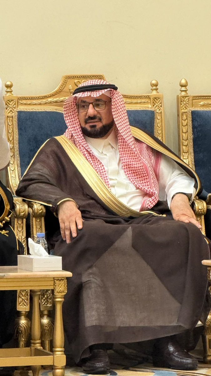 KNews2030_KSA's tweet photo. #اليوم_الوطني_السعودي_٩٦ 

*في اليوم الوطني..ما حال راية التوحيد؟!*

*سلمان بن محمد العُمري*
@Salman_AlOmari 

كل بلد وكل موطن يرى قدسية علم بلاده وأن له مكانة عالية في نفوس أبنائه، ولكن ليس هناك راية أو علم أو شعار لبلد من البلدان أجل من راية التوحيد، فعلم المملكة العربية السعودية المتميز عالمياً بلا إله إلا الله محمد رسول الله، يفوق كل الرايات والأعلام بشهادة التوحيد التي يحملها، وهو العلم الذي لا يتم تنكيسه في أي حالة من الحالات، ولا يمكن استخدامه في أي أمر يكون فيه إهانة لهذا الشعار وما يحمله من مضامين عالية، ألا وهي اسم الله - عزوجل - وشهادة التوحيد؛ولذا فعلم بلادنا مرفوع حسياً ومعنوياً لا ينكس، ولا ينزل،ويضاف إلى هذه الخصوصية خصوصية أخرى، ألا وهي أن محبة هذا العلم، وهذا الشعار ليست قاصرة على مواطني هذه البلاد فقط،بل تشمل جميع المسلمين وكل من يشهد أن لا إله إلا الله،وأن محمداً رسول الله.
ولقد حددت الأوامر السامية في نظام العلم للمملكة العربية السعودية،وتضمنت وصفاً للعلم وطوله وعرضه والأصول المتعلقة به،واستخدامه في المباني الحكومية في الداخل والخارج وفي الحفلات والمؤتمرات والمواكب والسفن والمراكب البحرية،ولعل أبرز هذه المواد - كما أشرت - عدم تنكيس العلم الوطني،يضاف إلى ذلك حظر استعمال العلم الوطني كعلامة تجارية أو لأغراض الدعاية التجارية أو لأي غرض آخر،كما أنه يحظر رفع العلم الوطني باهت اللون أو في حالة سيئة،وإنه في حالة قدم العلم، ويصبح قديما،ًولا يمكن استعماله فيتم حرقه من الجهة التي تستعمله،وهناك مادة خاصة تفيد أنه كل من أسقط، أو أعدم،أو هان العلم الوطني بأي طريقة فيعاقب على ذلك.
وفي الأيام القادمة التي سنعيش فيها فرحة يوم الوطن  ال ٩٦ نرى أن ثمة ملحوظات جديرة بالاهتمام والعناية،وأولها ما يجده شعار التوحيـد وشهادة ألا إله إلا الله، واسم الله -عزوجل- من إهانة من البعض حينما نرى بعض الشوارع،وقد تساقطت الأعلام الصغيرة والكبيرة من المحتفلين يمنة ويسرة،ويتم دهسها بالسيارات وفي الطرقات،أو حتى بعض الأسواق والميادين العامة، وهذا يتنافى مع مكانة هذا الشعار دينياً ووطنياً،وهي مشكلة تتكرر في كل عام وفي مثل هذه المناسبة أو حتى في المباريات الرياضية،ويضاف إلى هذه وفيما يتعلق براية التوحيد ما نراه كثيراً في عدد من الدوائر الحكومية من إهمال للعلم الذي يعتلي السارية المخصصة له،والبعض منها يمر عليه عام كامل وأكثر، ولم يتم تغييره،وتجد أن عدم المتابعة لهذا العلم قد جعلنا نألف رؤية أعلام بالية وممزقة ومهترئة وبشكل غير مقبول ؛ ولذا فإنني أقترح أن تقوم وزارة المالية بتأمين هذه الأعلام للجهات الحكومية كما تقوم بتقويم أم القرى،ونضمن بذلك أن تكون مقاسات العلم المكتبية وعلى السارية متطابقة مع مواصفات العلم السعودي.كما نضمن أيضاً عدم اعتذار ومبررات بعض الجهات بعدم توفر بنود لشراء الأعلام، وخاصة في المناطق البعيدة، وفروع الأجهزة الحكومية، وبهذا سنضمن ـ بإذن الله ـ أن لا نرى علماً ممزقاً يعتلي سارية أحد المباني في منشأة حكومية، ومن ثم سيسهل أيضاً محاسبة كل مقصر في حق راية التوحيد وفي حق العلم.
أسأل الله ـ سبحانه وتعالى ـ أن يديم على بلادنا نعمة الأمن والأمان،وأن يبقي راية التوحيد عالية خفاقة.
     ------------------------
alomari1420@yahoo.com