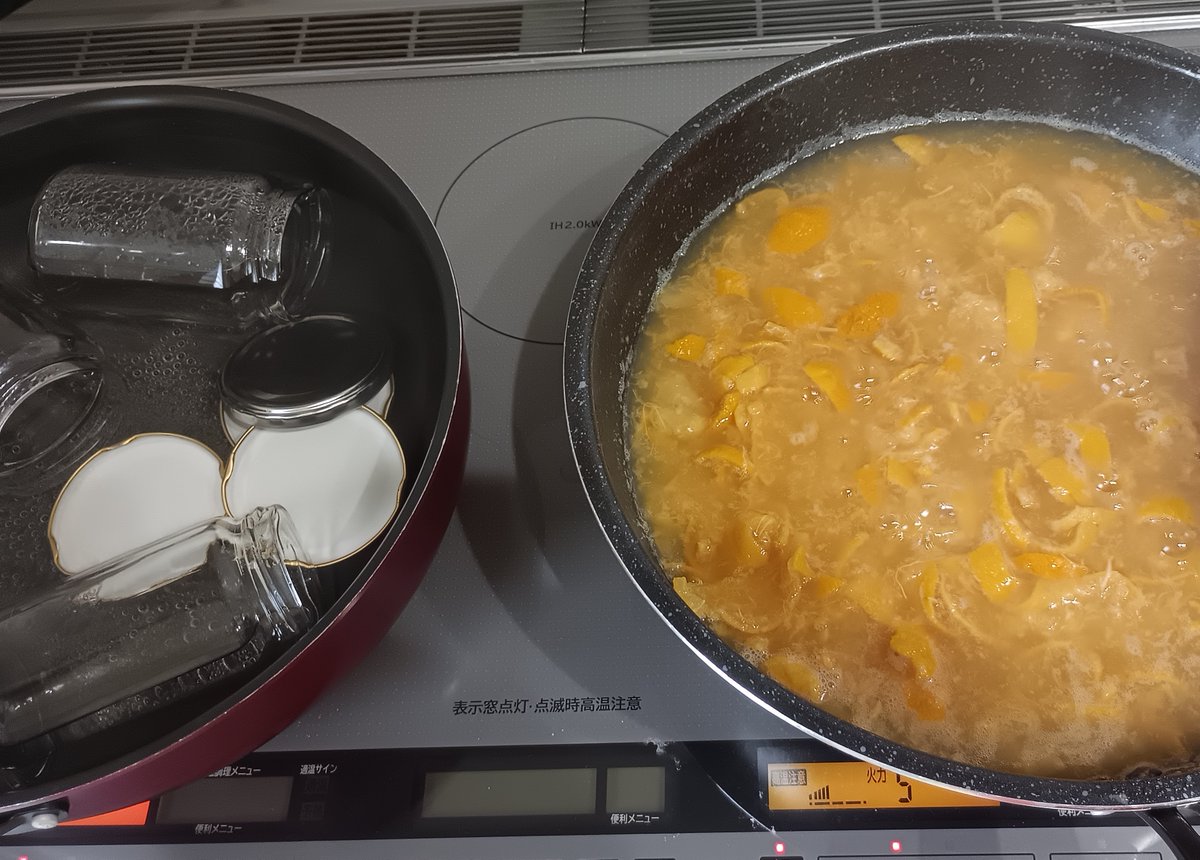 sono_ma_ma's tweet photo. 今日は、橙と柚子のミックスジャムを作りました！冬に採った実の残りを冷凍してたのを使って。レモンとか梅の実もまだ冷凍で残してるんですよ。そのために冷凍庫も買ったし。娘らが毎日食べるし、減ってきたらまた作ります。次の収穫まで、なんとかもつだろう！ https://t.co/LU7fnmWRRd